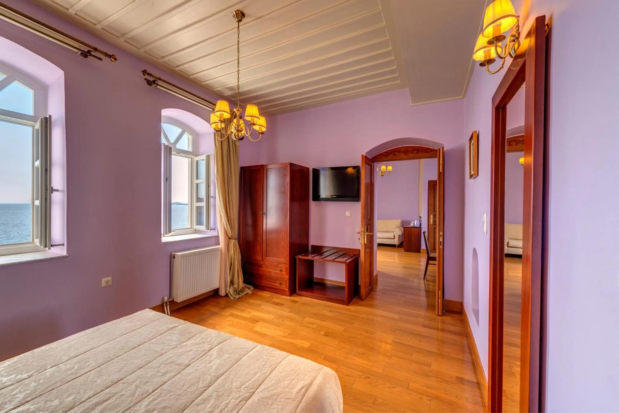 Photo of the whole room, Bed in Apollonion Palace