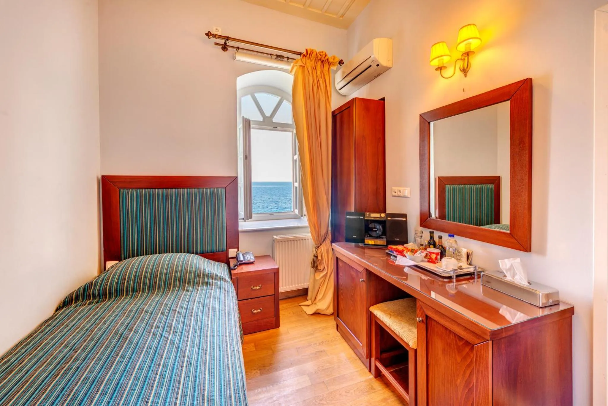 Bedroom, Bed in Apollonion Palace