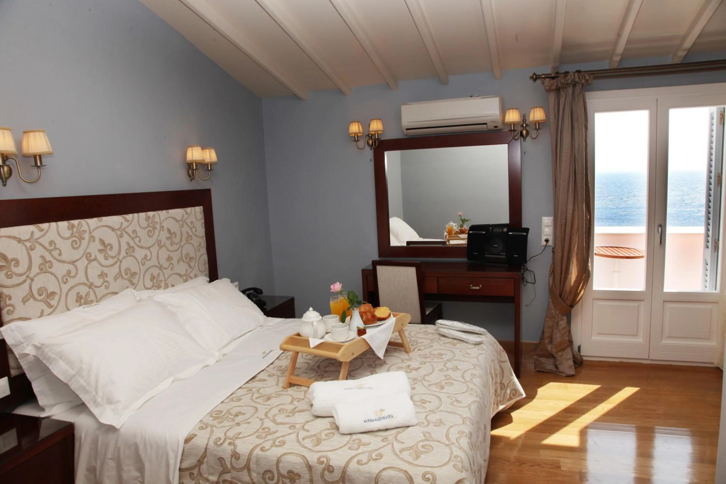 Photo of the whole room, Bed in Apollonion Palace