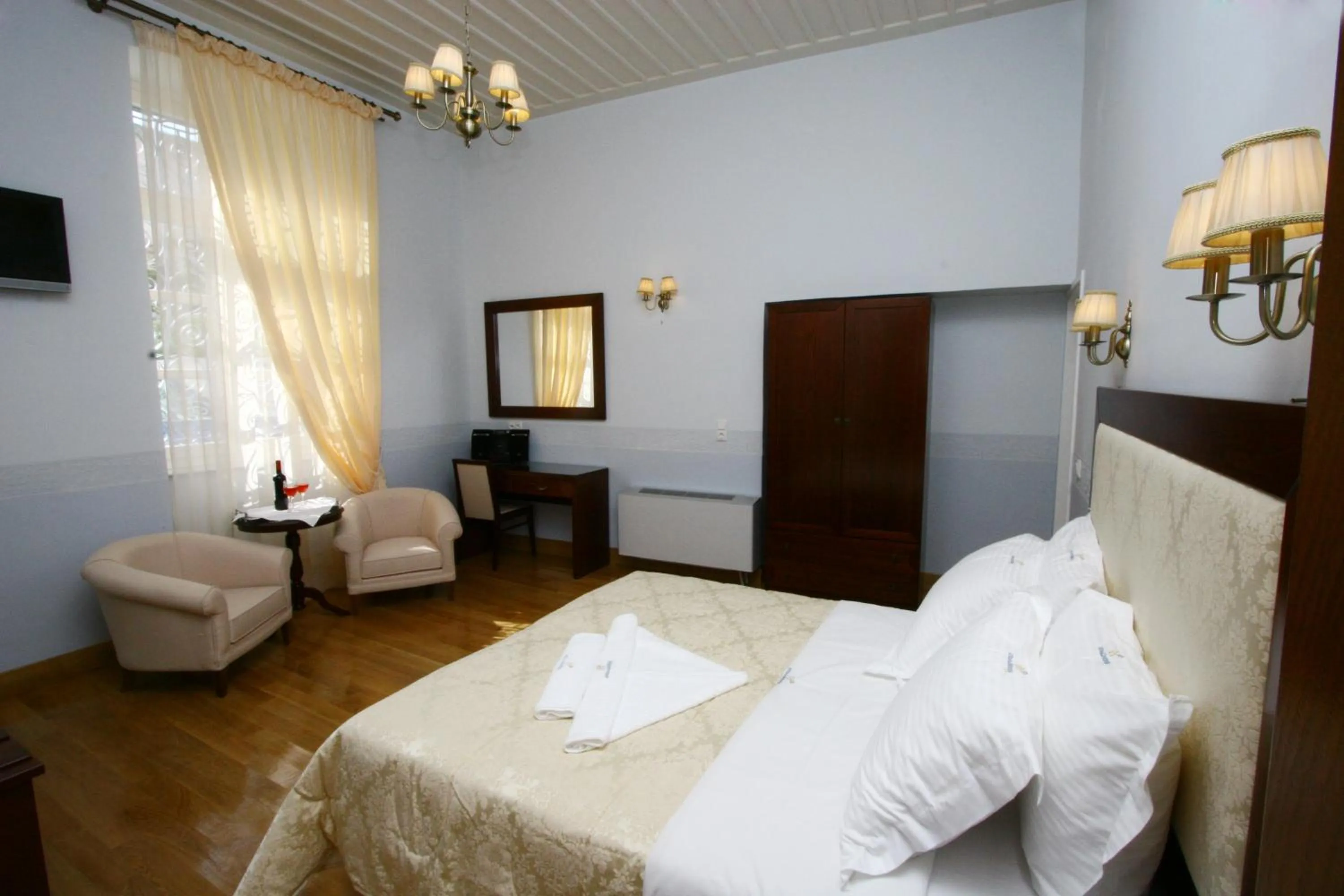 Photo of the whole room, Bed in Apollonion Palace