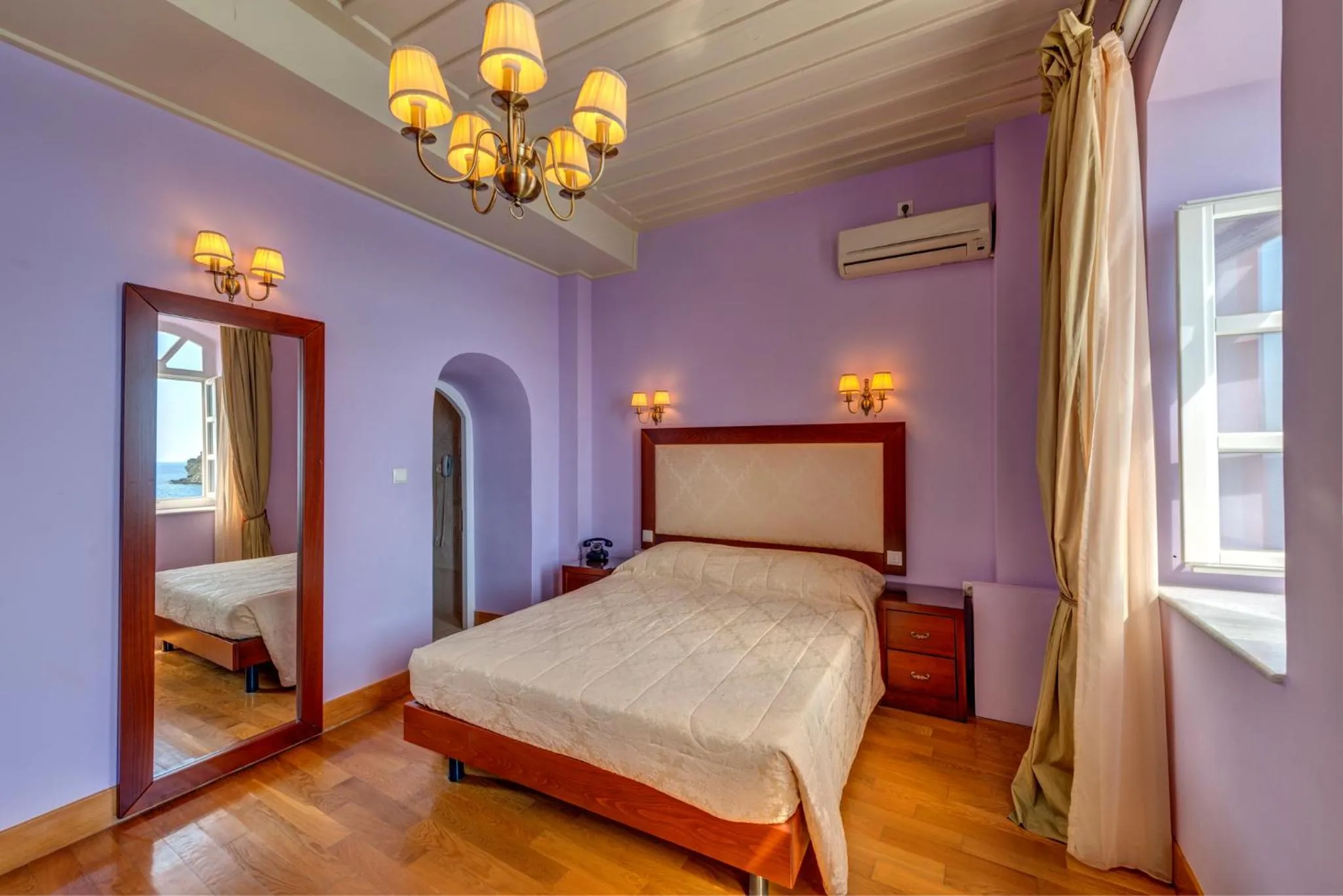 Bedroom, Bed in Apollonion Palace