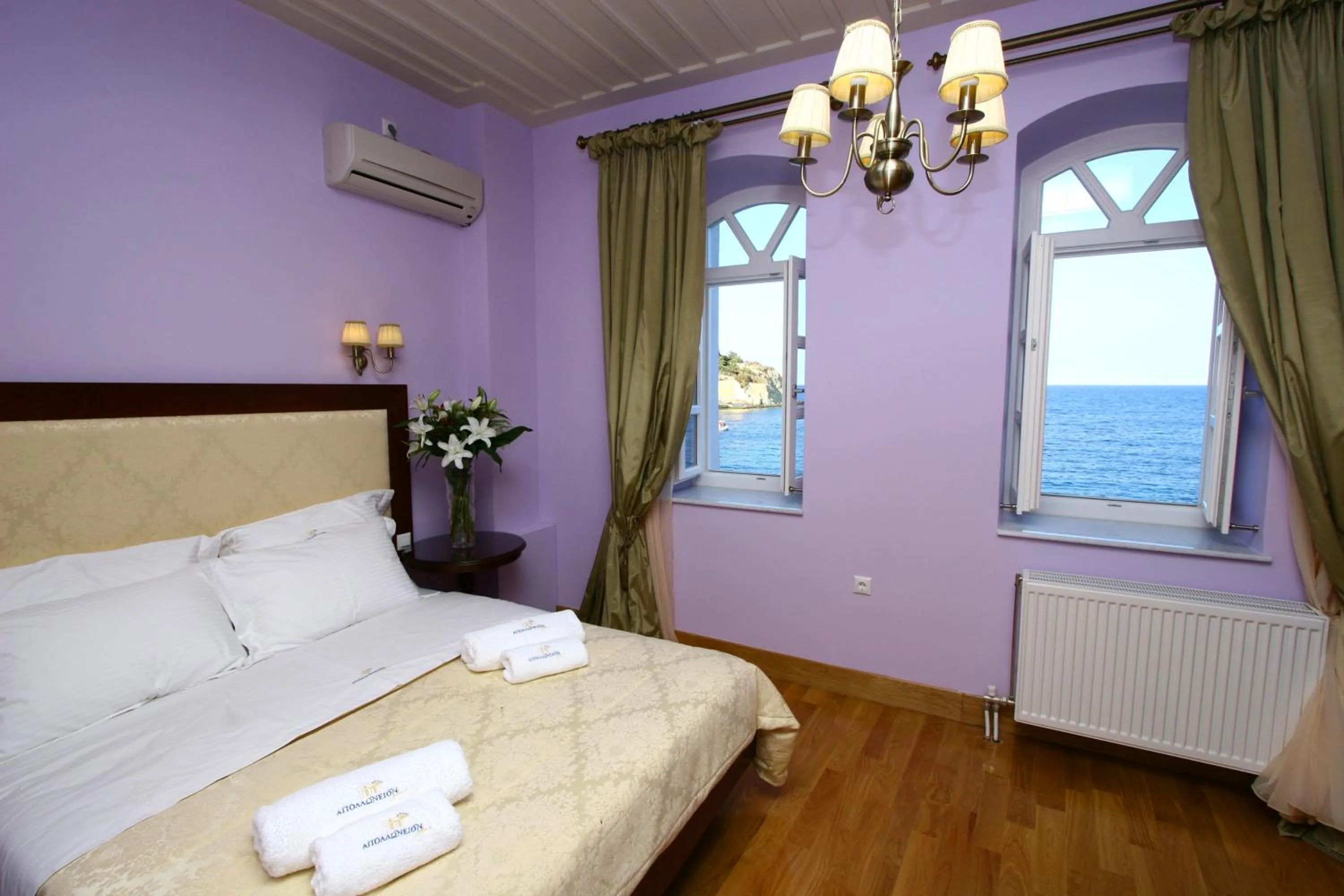 Photo of the whole room, Bed in Apollonion Palace