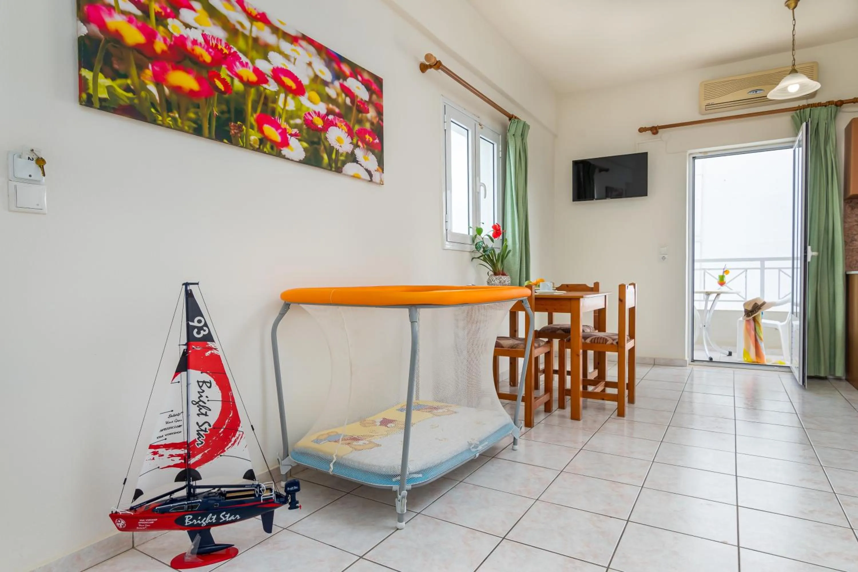 Dining area in Mylos Apartments Anissaras