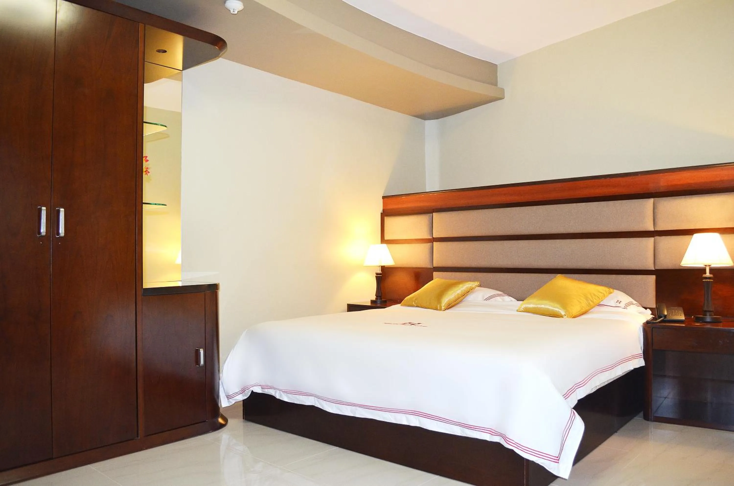 Bed in Hillside Plaza Hotel