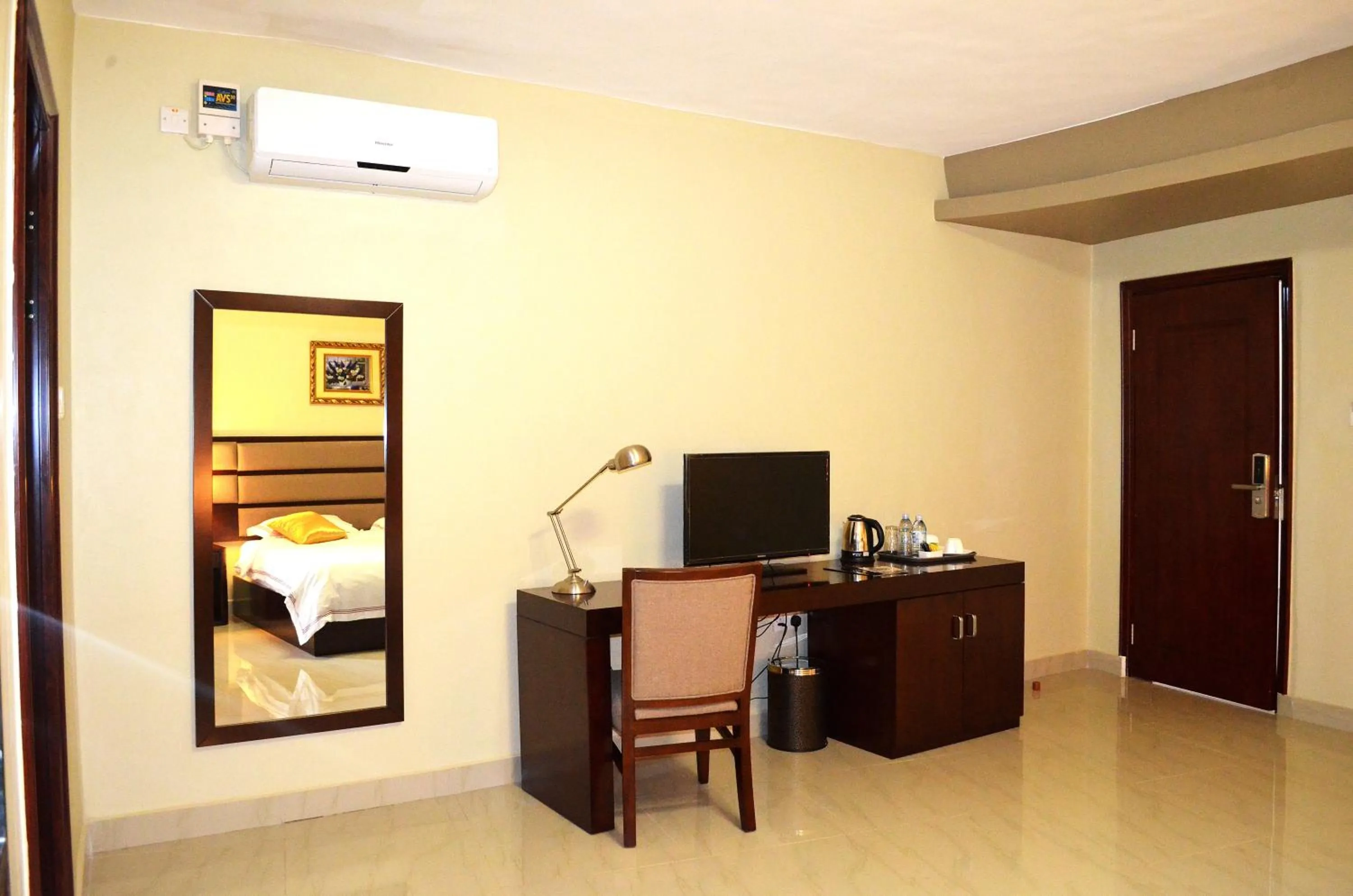 TV and multimedia, Bed in Hillside Plaza Hotel