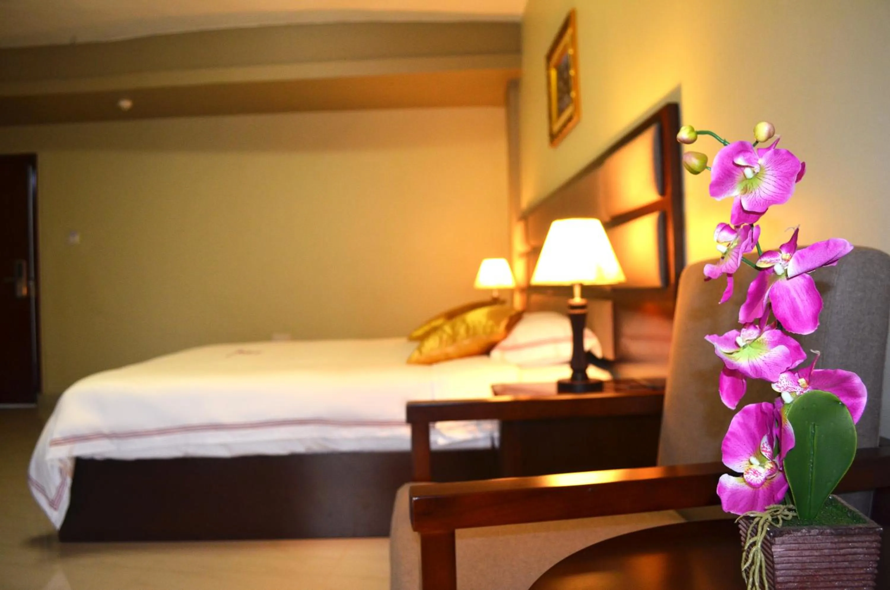 Bed in Hillside Plaza Hotel