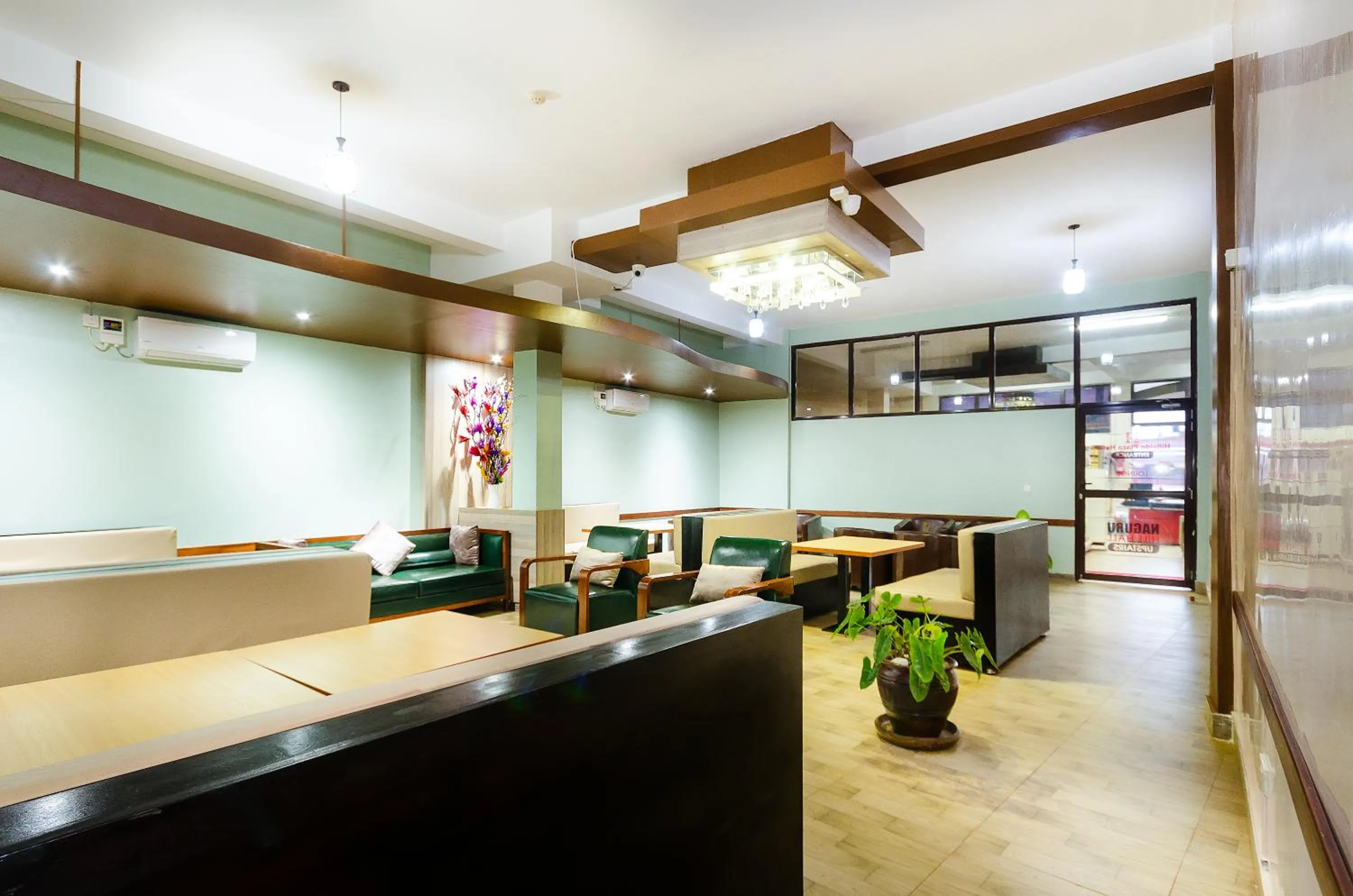 Communal lounge/ TV room in Hillside Plaza Hotel