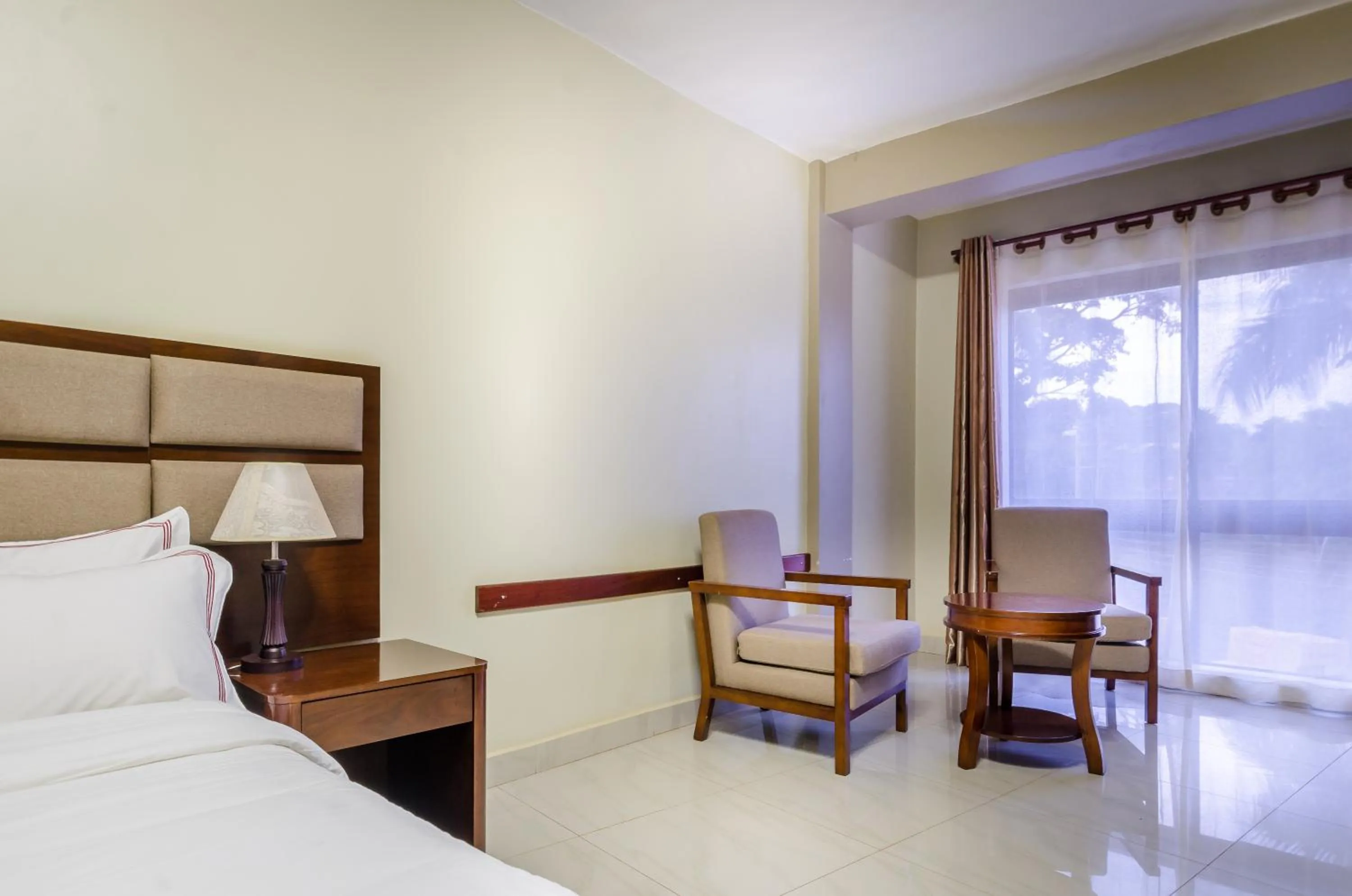 Seating area, Bed in Hillside Plaza Hotel