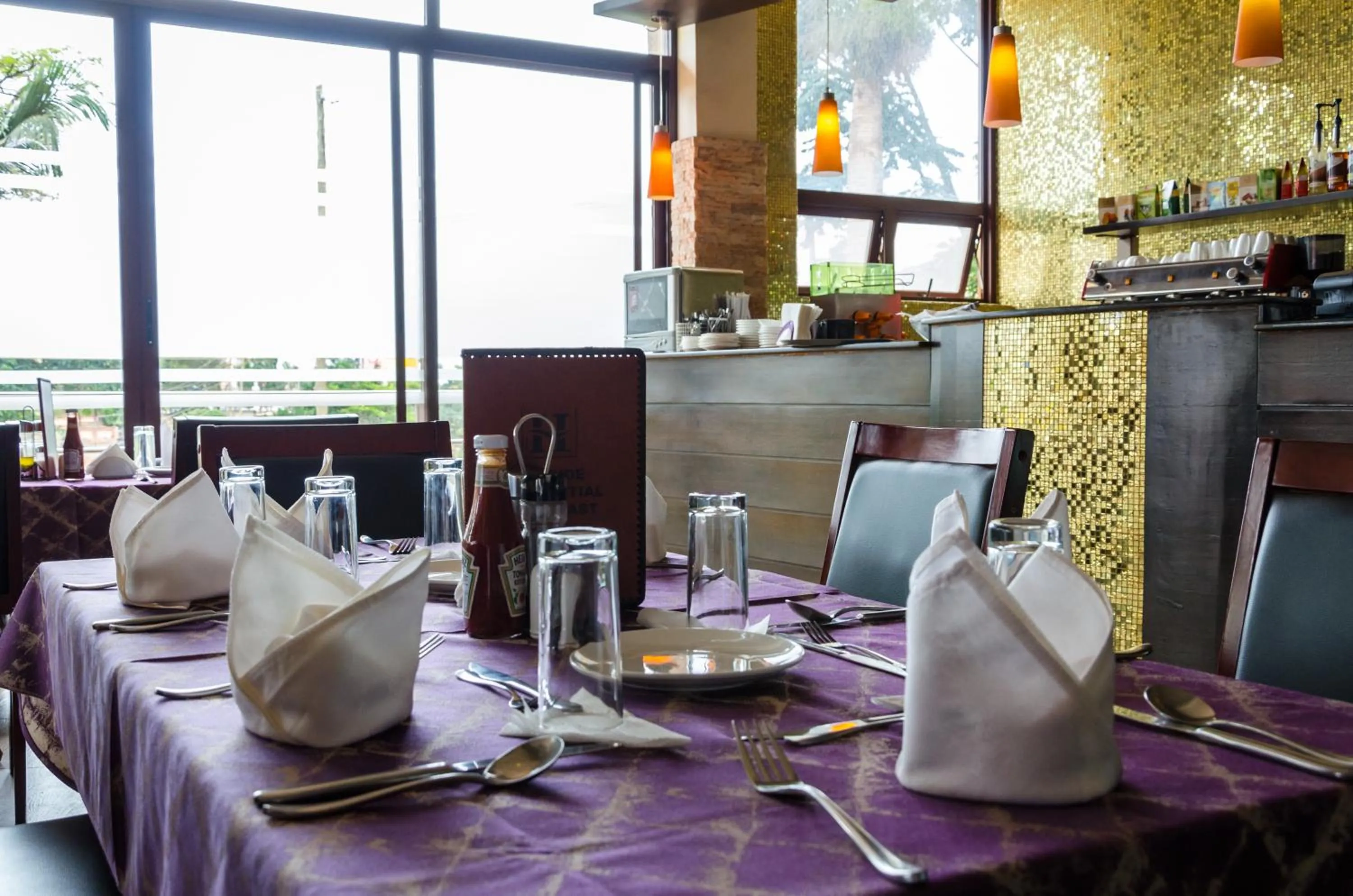 Restaurant/places to eat in Hillside Plaza Hotel