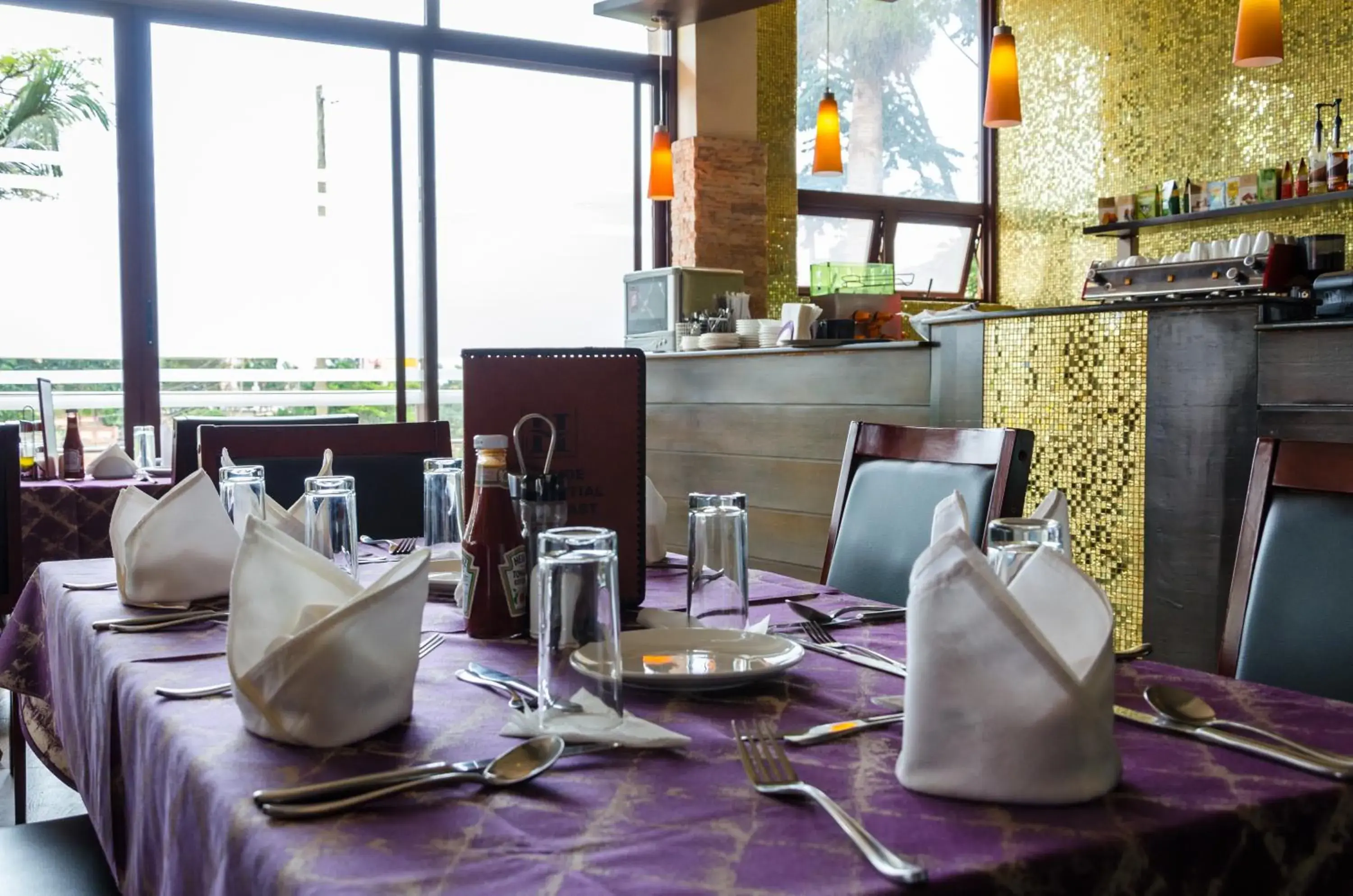 Restaurant/places to eat in Hillside Plaza Hotel Restaurant/places to eat in Hillside Plaza Hotel