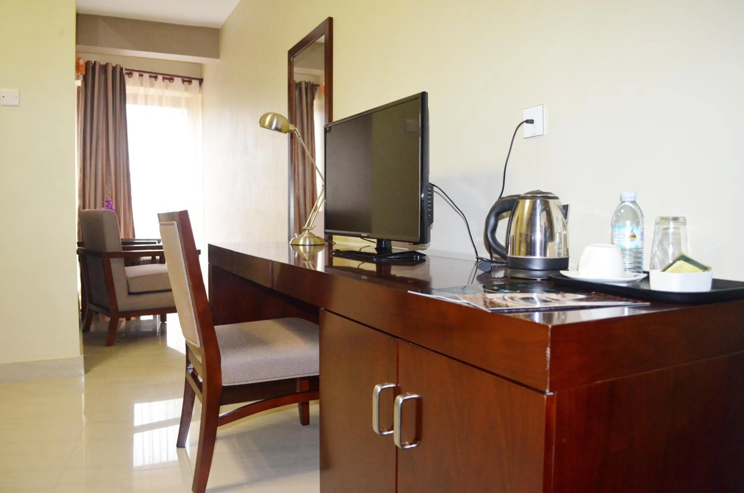 TV and multimedia in Hillside Plaza Hotel