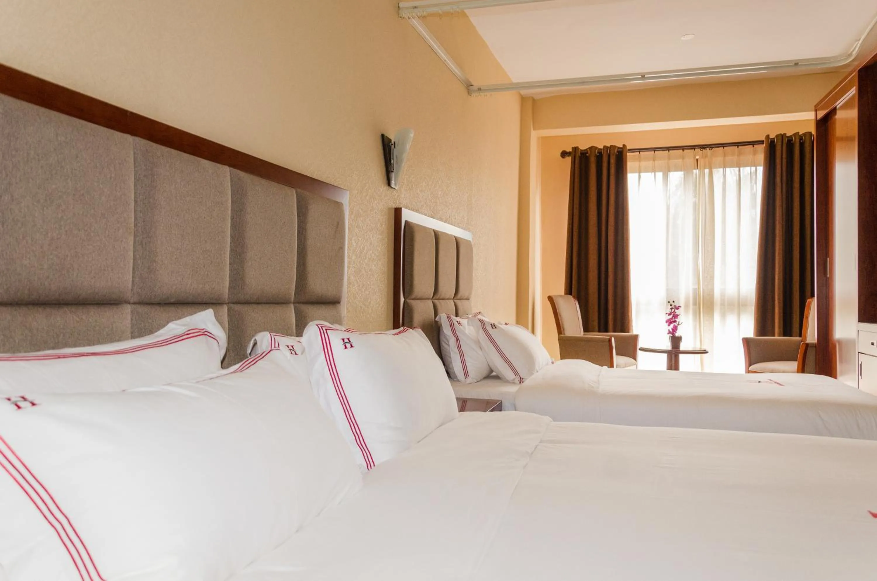 Bedroom, Bed in Hillside Plaza Hotel