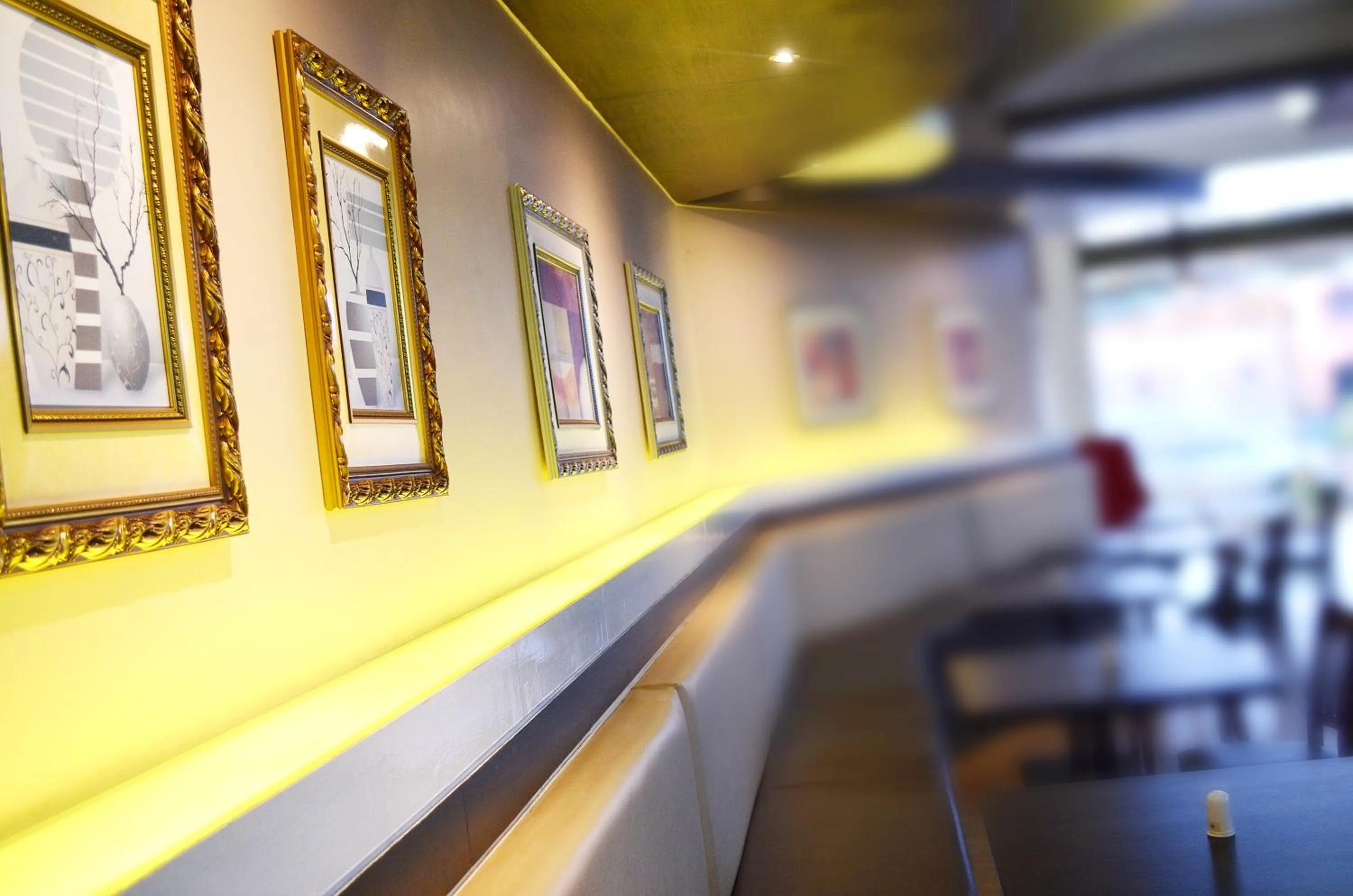 Restaurant/places to eat in Hillside Plaza Hotel