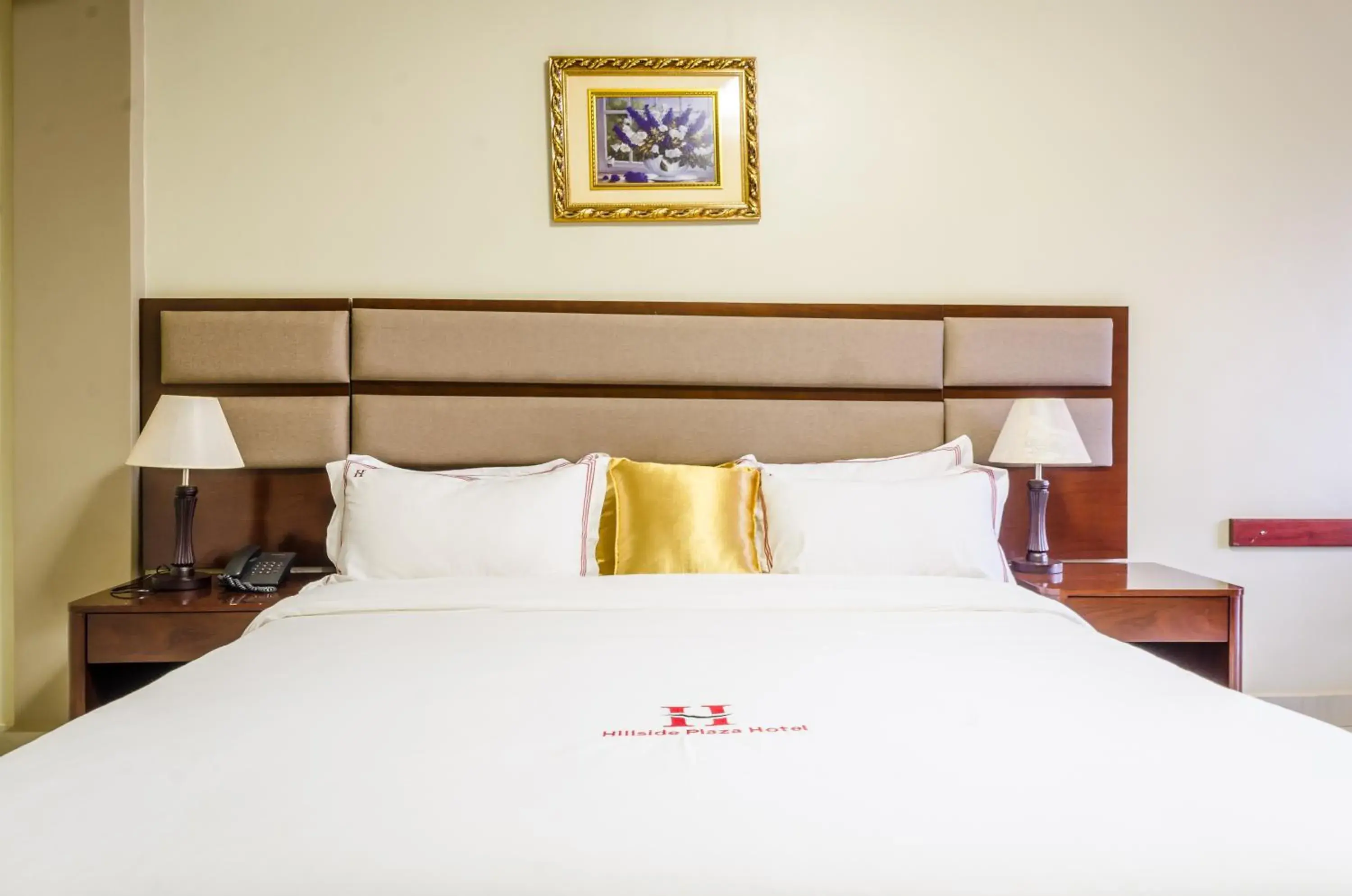 Bed in Hillside Plaza Hotel Bed in Hillside Plaza Hotel