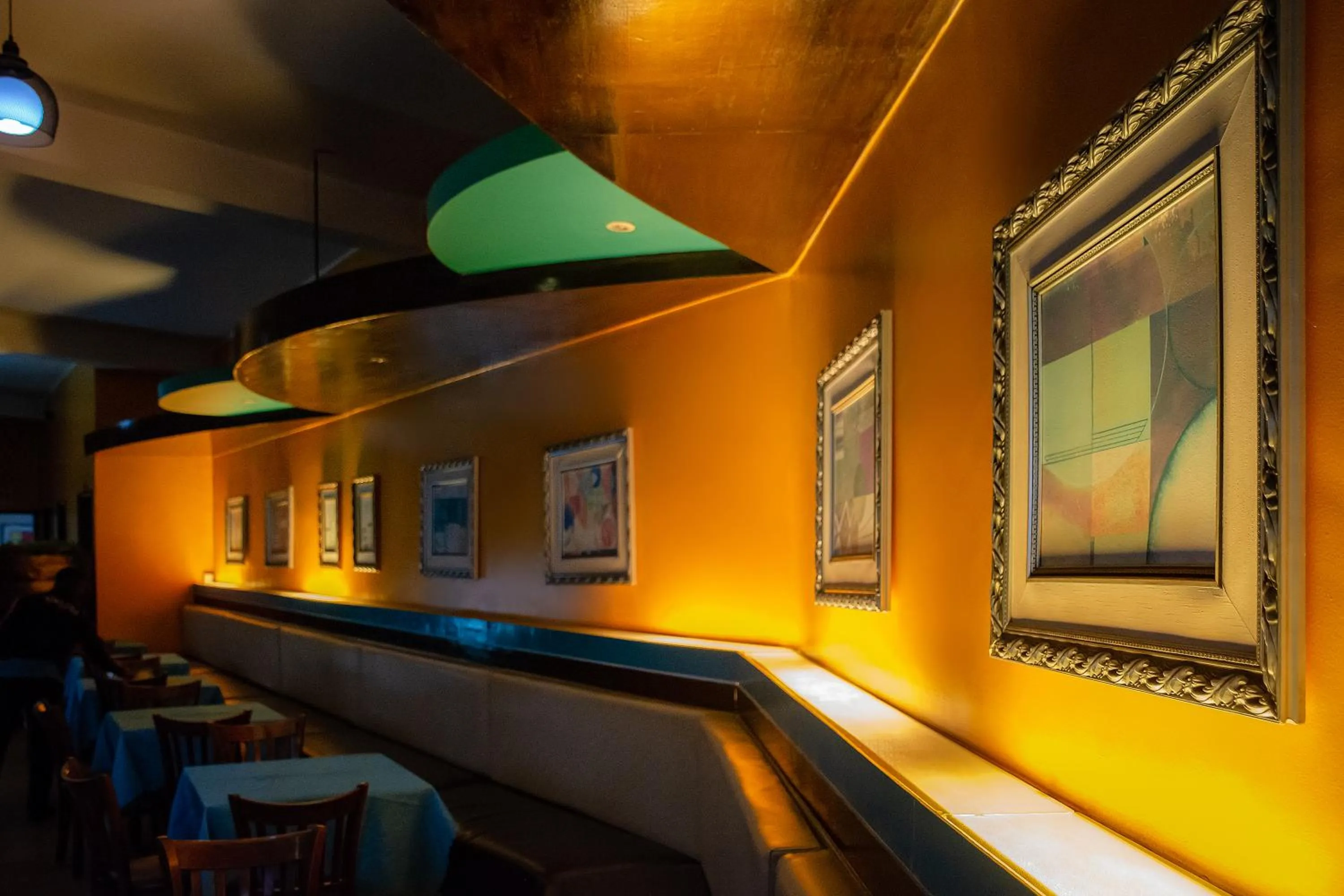 Restaurant/places to eat in Hillside Plaza Hotel