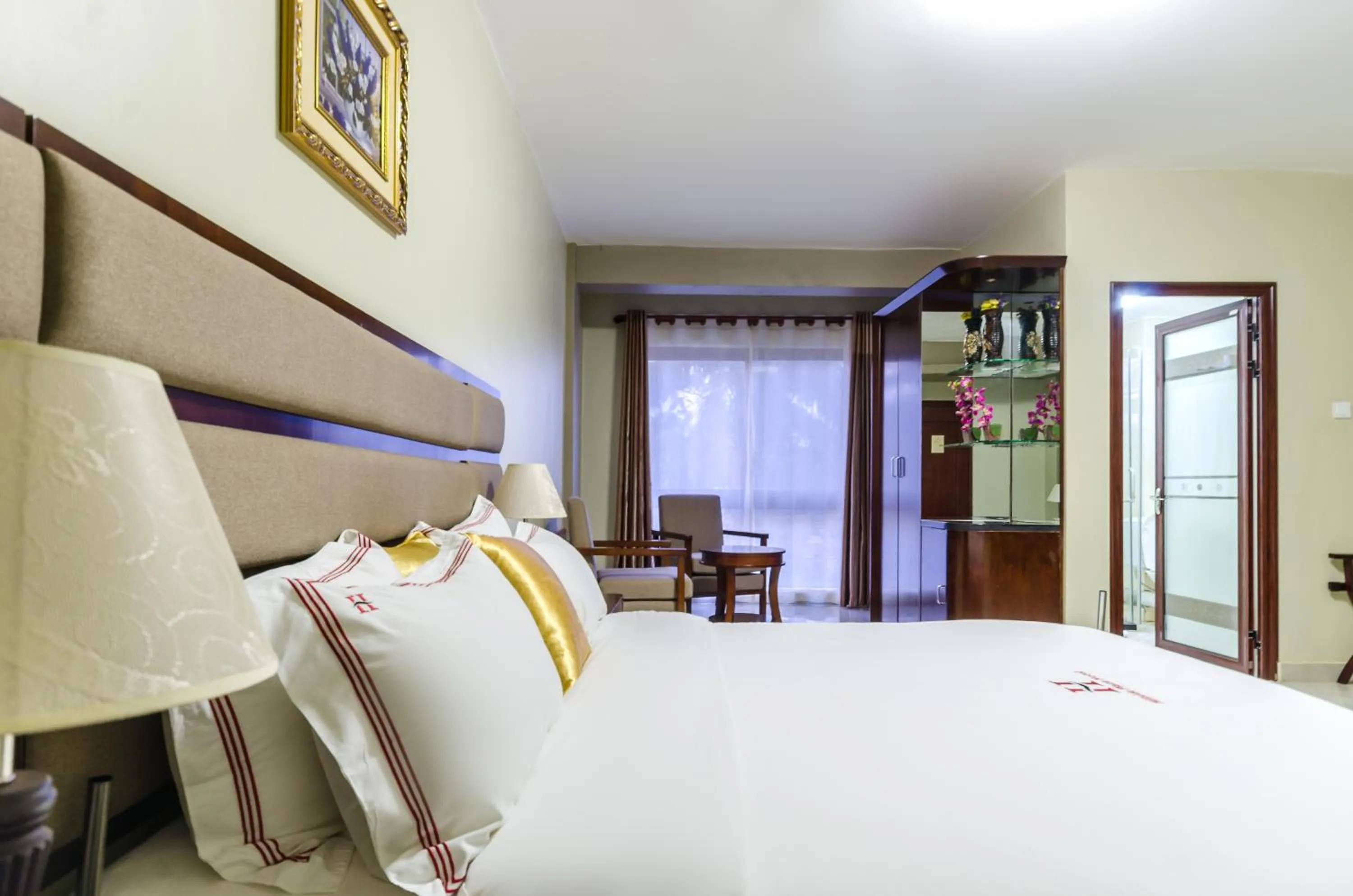 Bedroom, Bed in Hillside Plaza Hotel