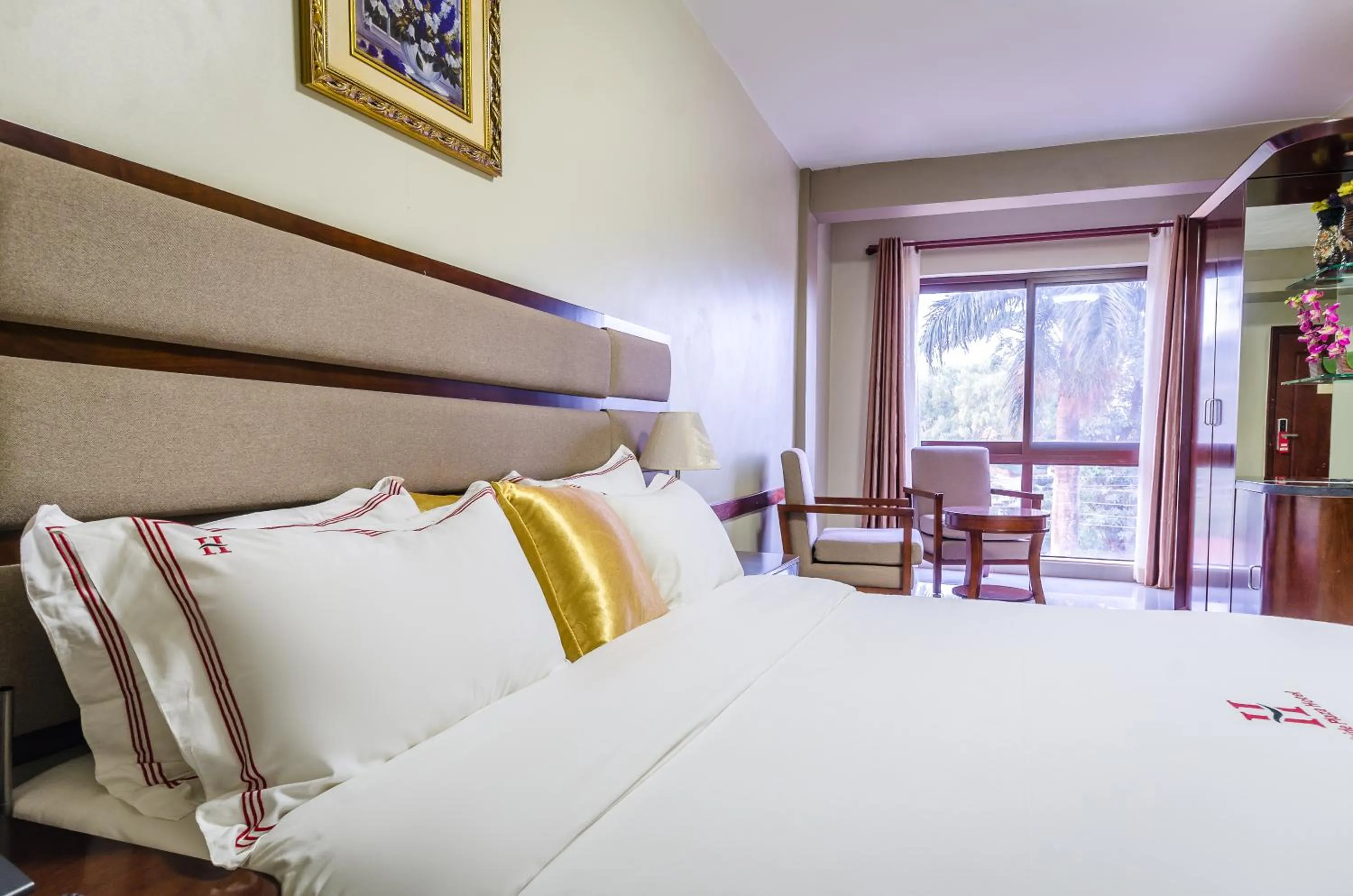 Bedroom, Bed in Hillside Plaza Hotel