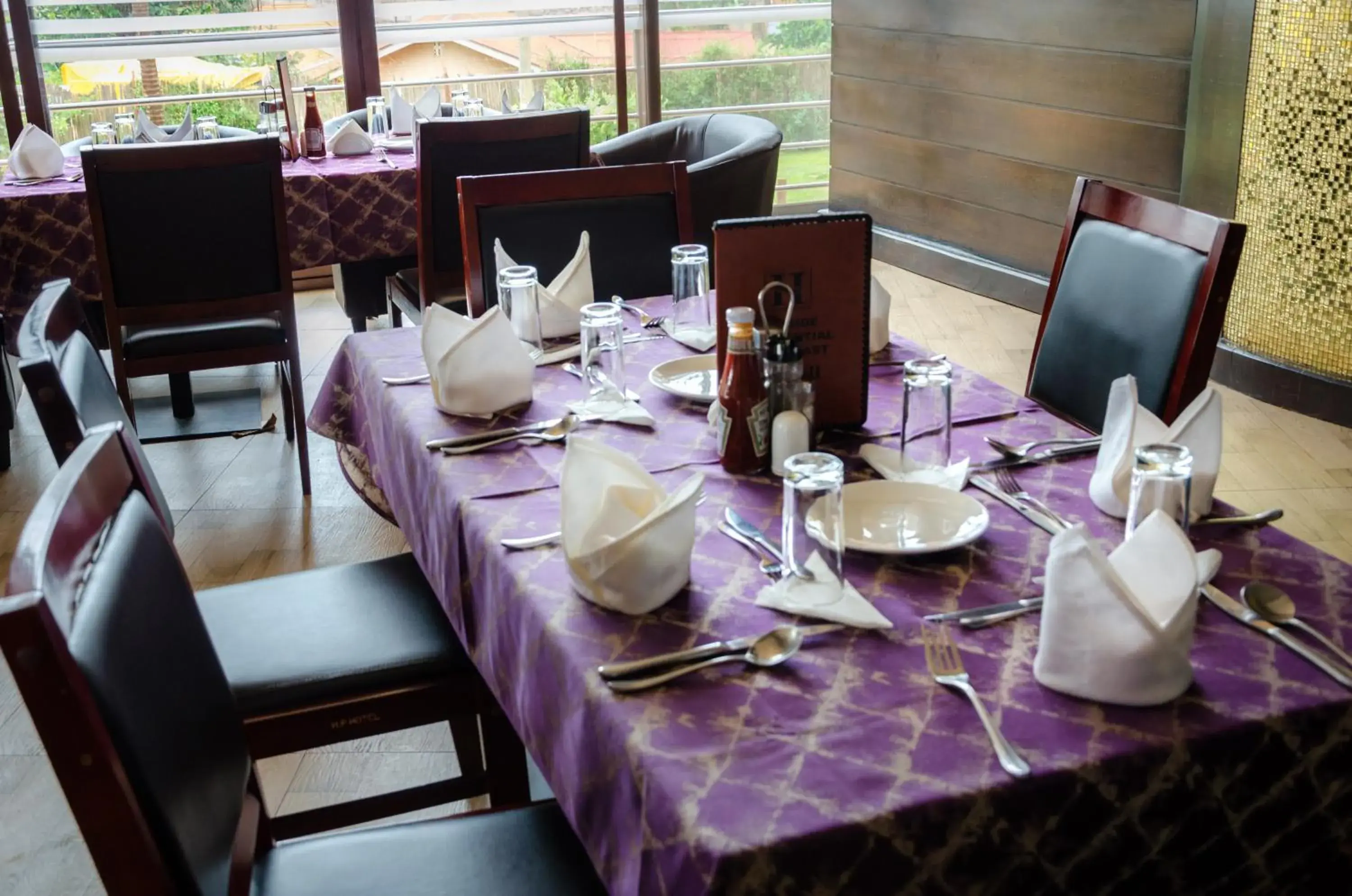 Restaurant/places to eat in Hillside Plaza Hotel Restaurant/places to eat in Hillside Plaza Hotel