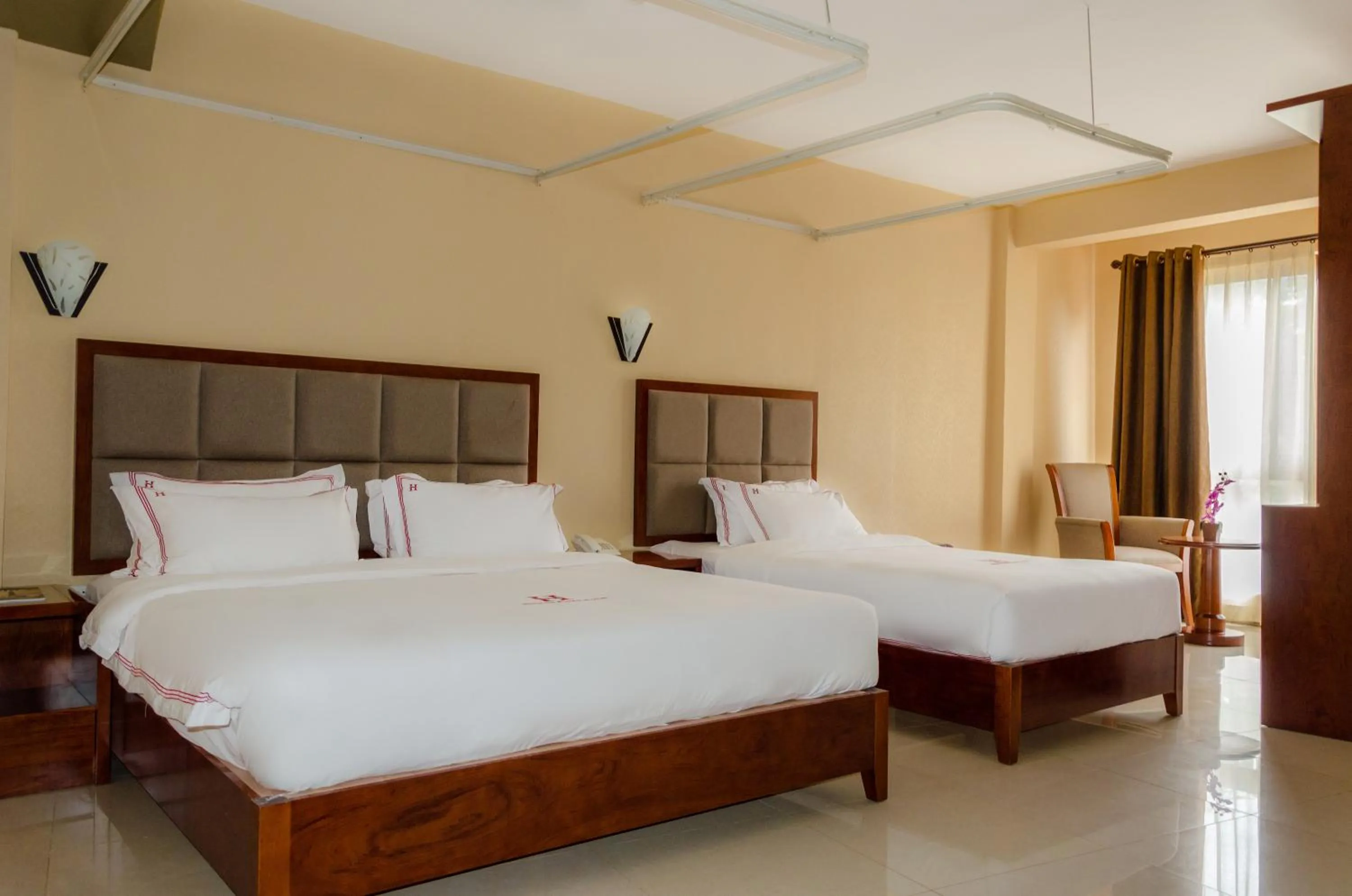 Bedroom, Bed in Hillside Plaza Hotel