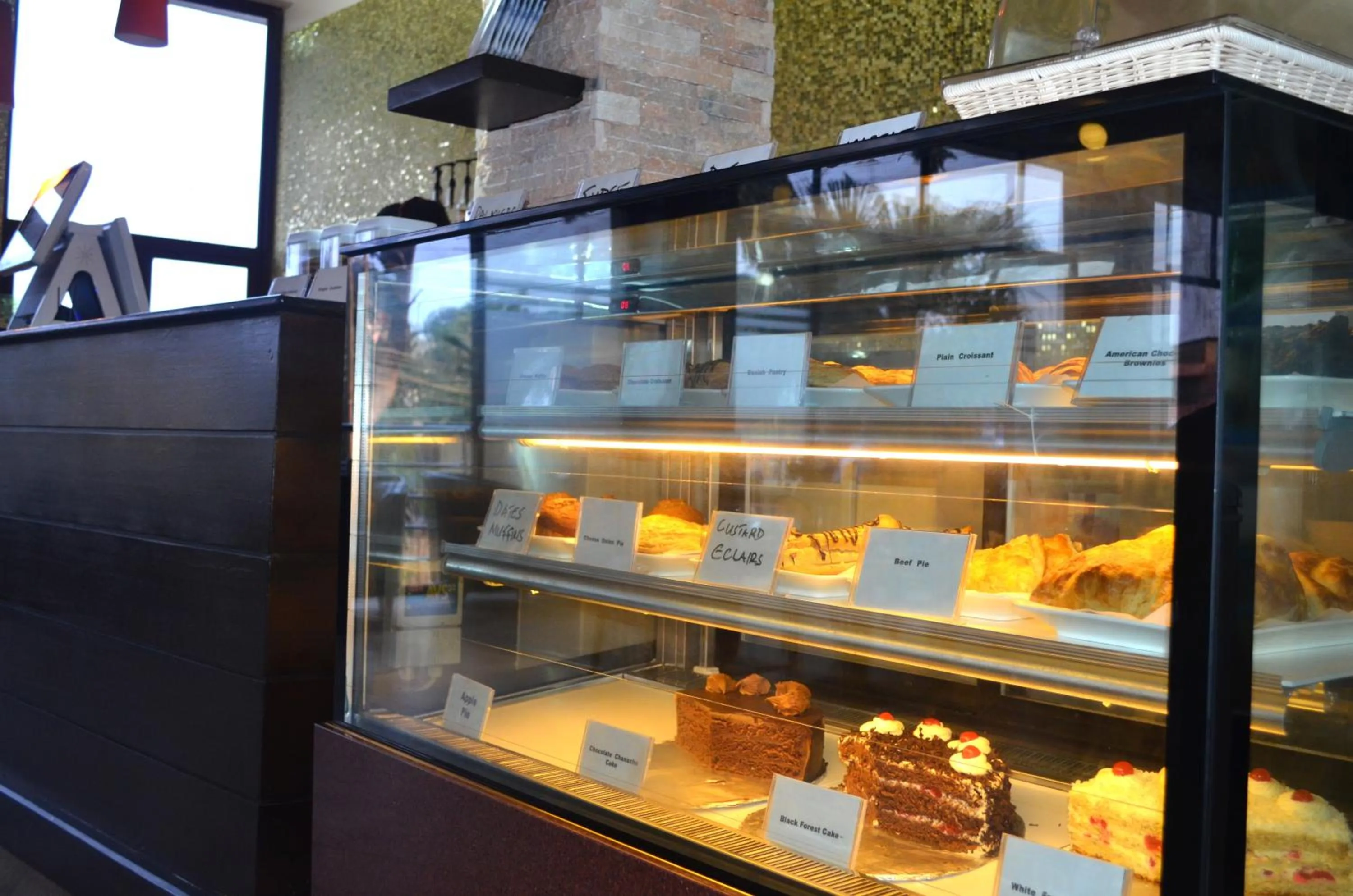 Restaurant/places to eat in Hillside Plaza Hotel