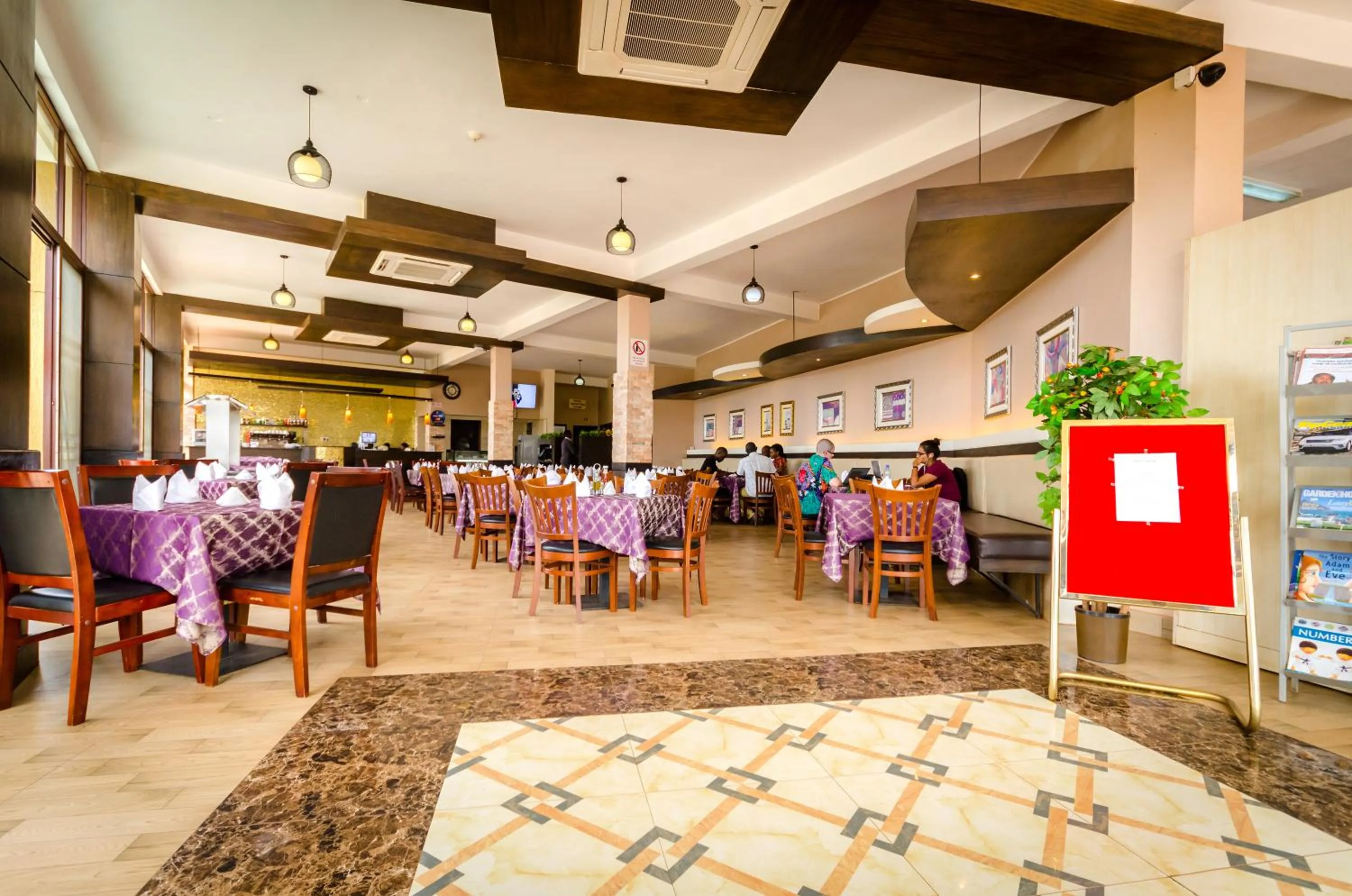 Restaurant/places to eat in Hillside Plaza Hotel