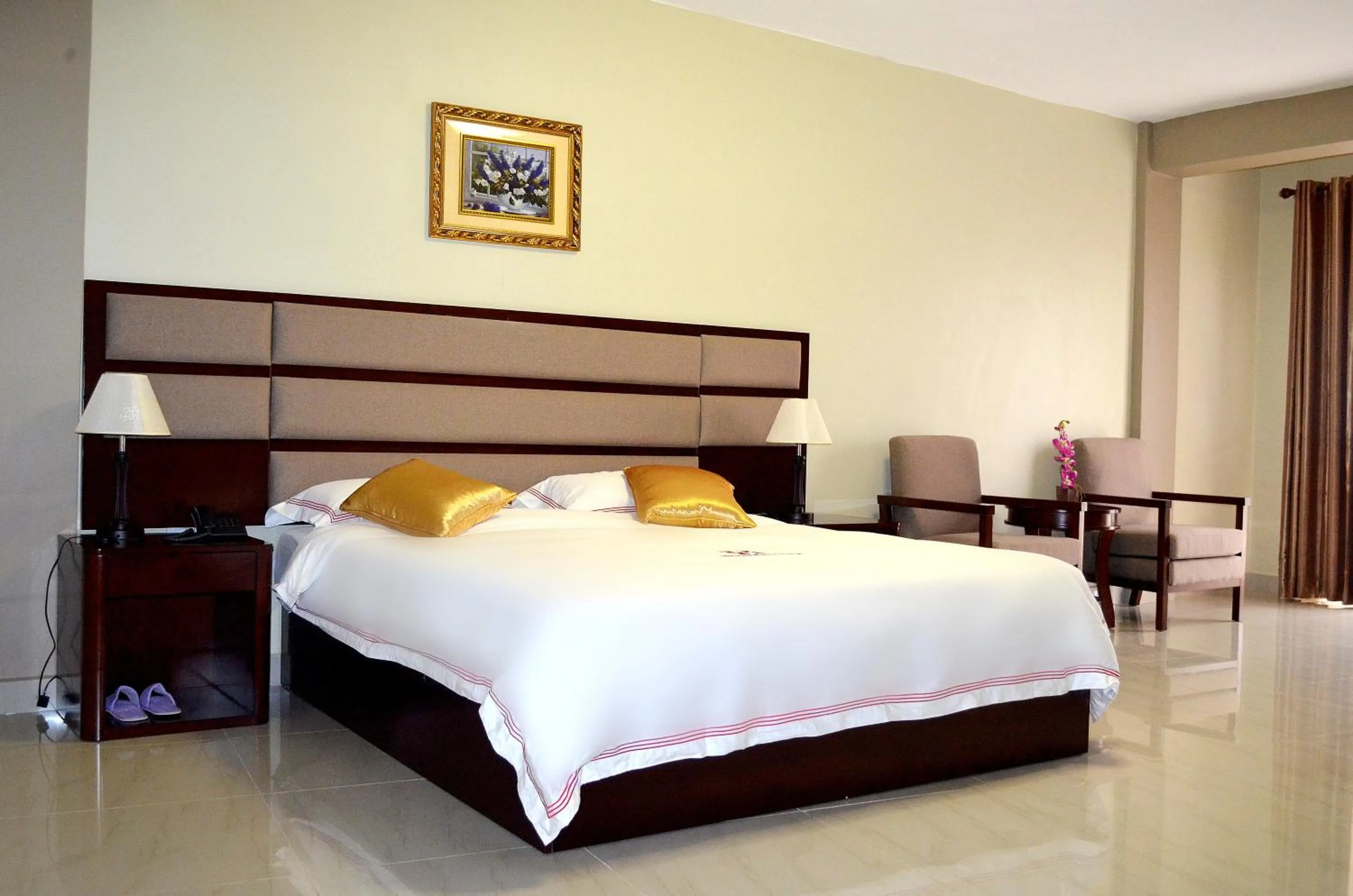 Bathroom, Bed in Hillside Plaza Hotel