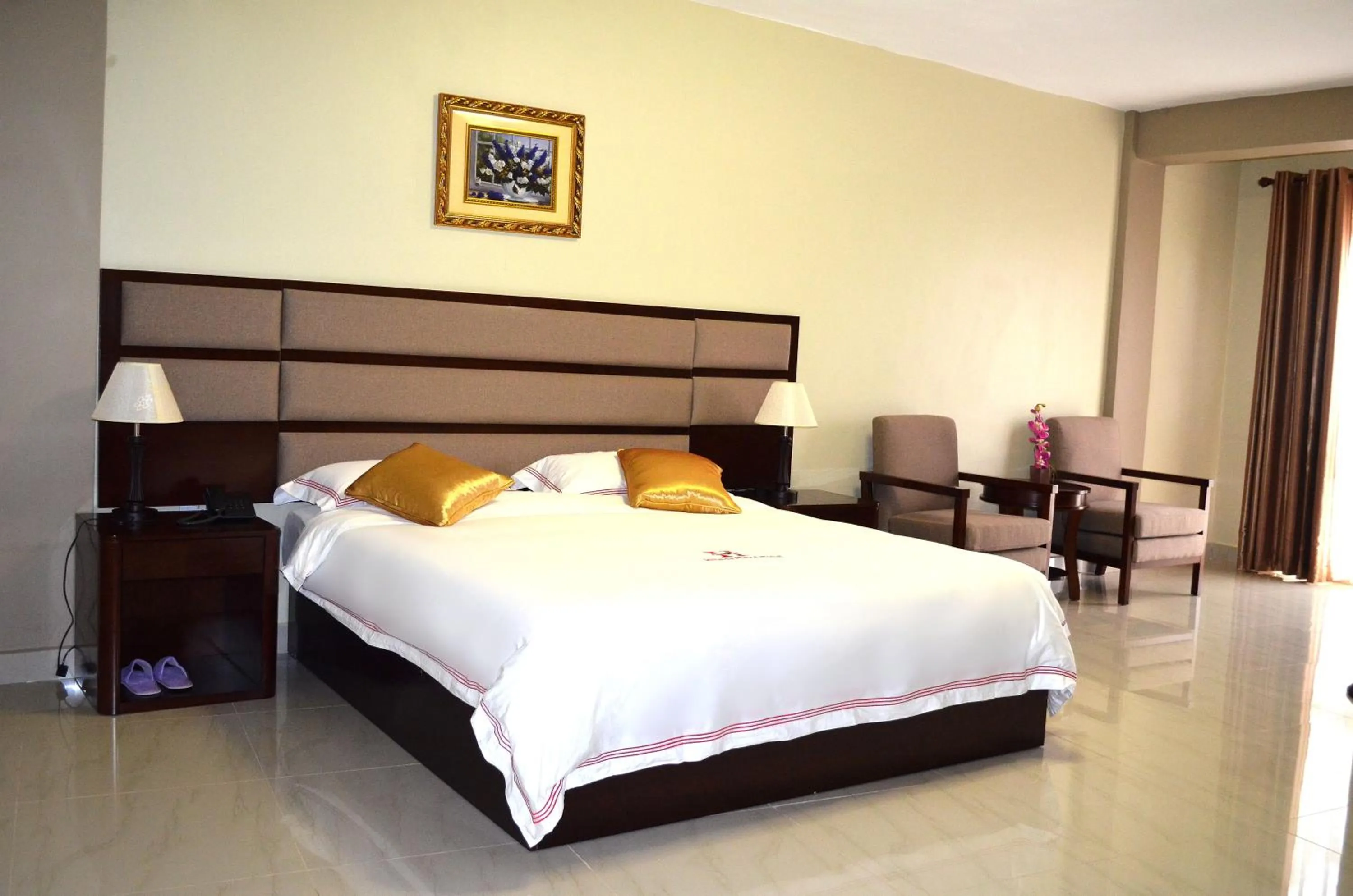 Bed in Hillside Plaza Hotel