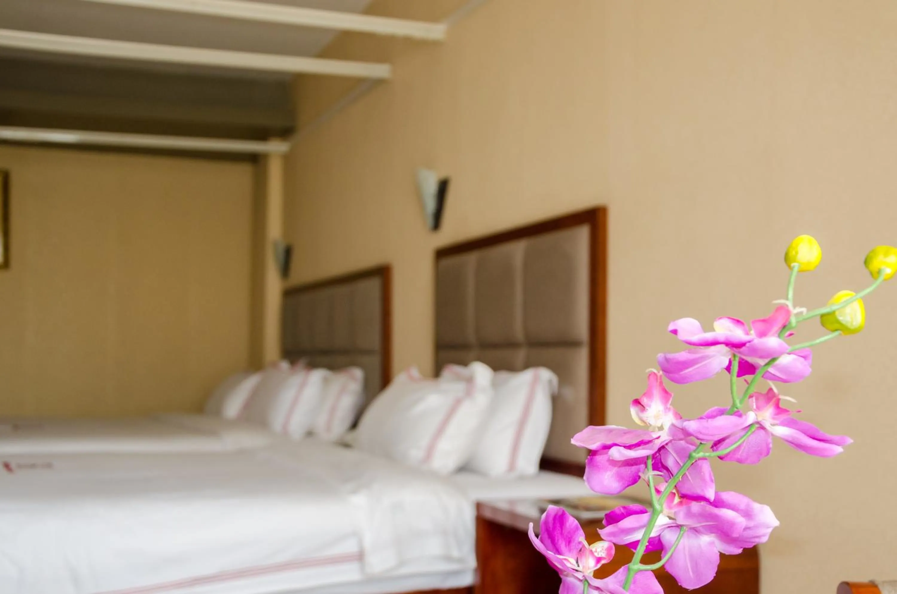 Bedroom, Bed in Hillside Plaza Hotel