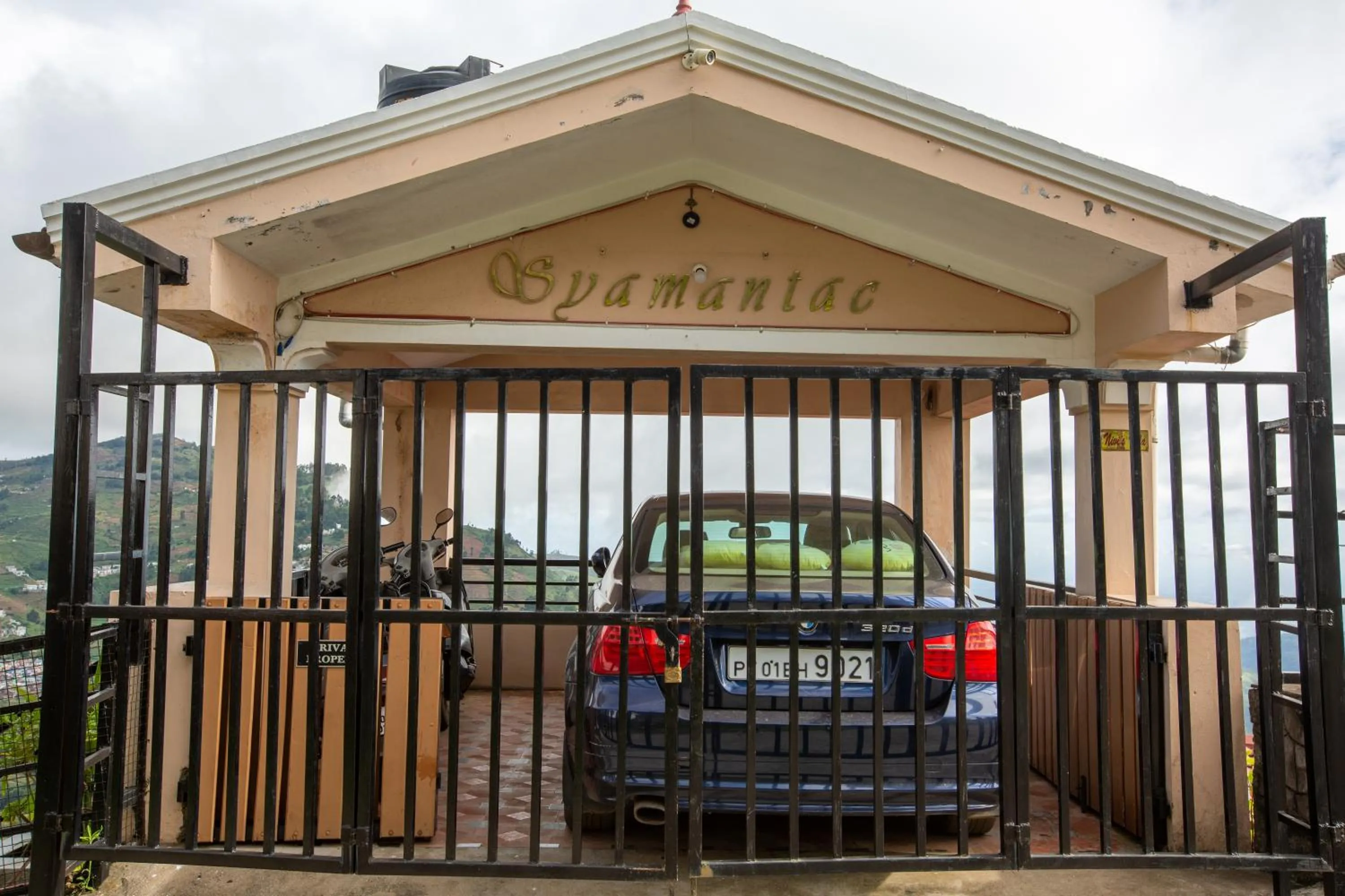 Parking in Syamantac Villa