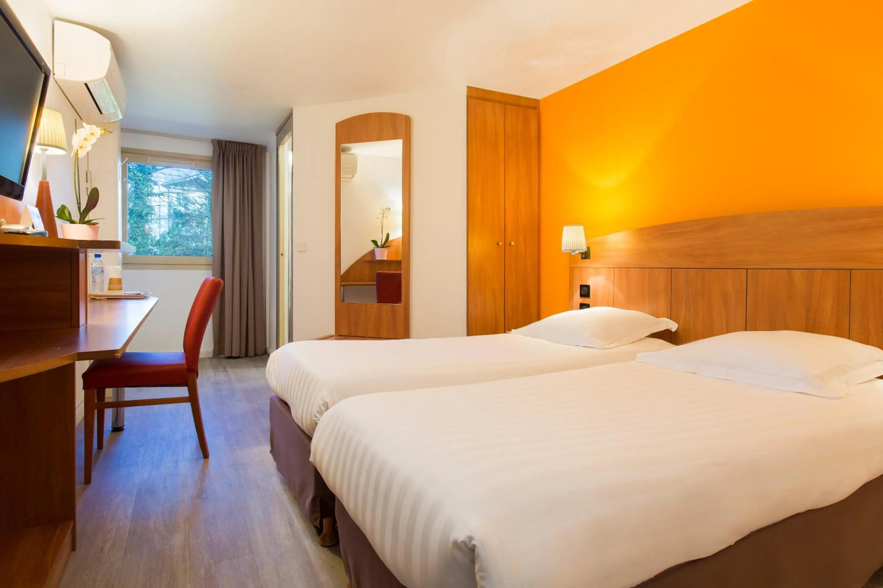 Bed in Comfort Hotel Grenoble Meylan