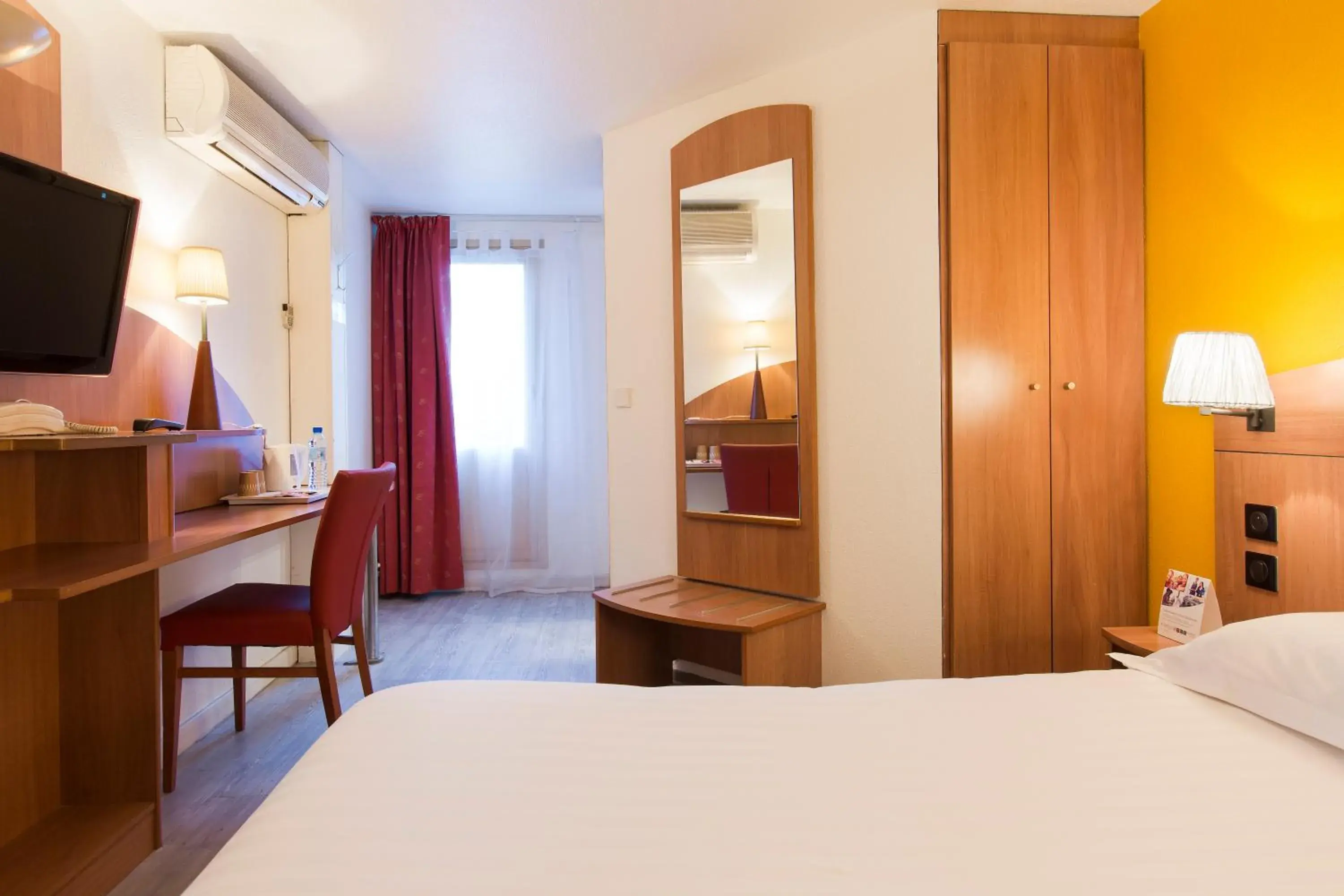 Bedroom, Bed in Comfort Hotel Grenoble Meylan Bedroom, Bed in Comfort Hotel Grenoble Meylan