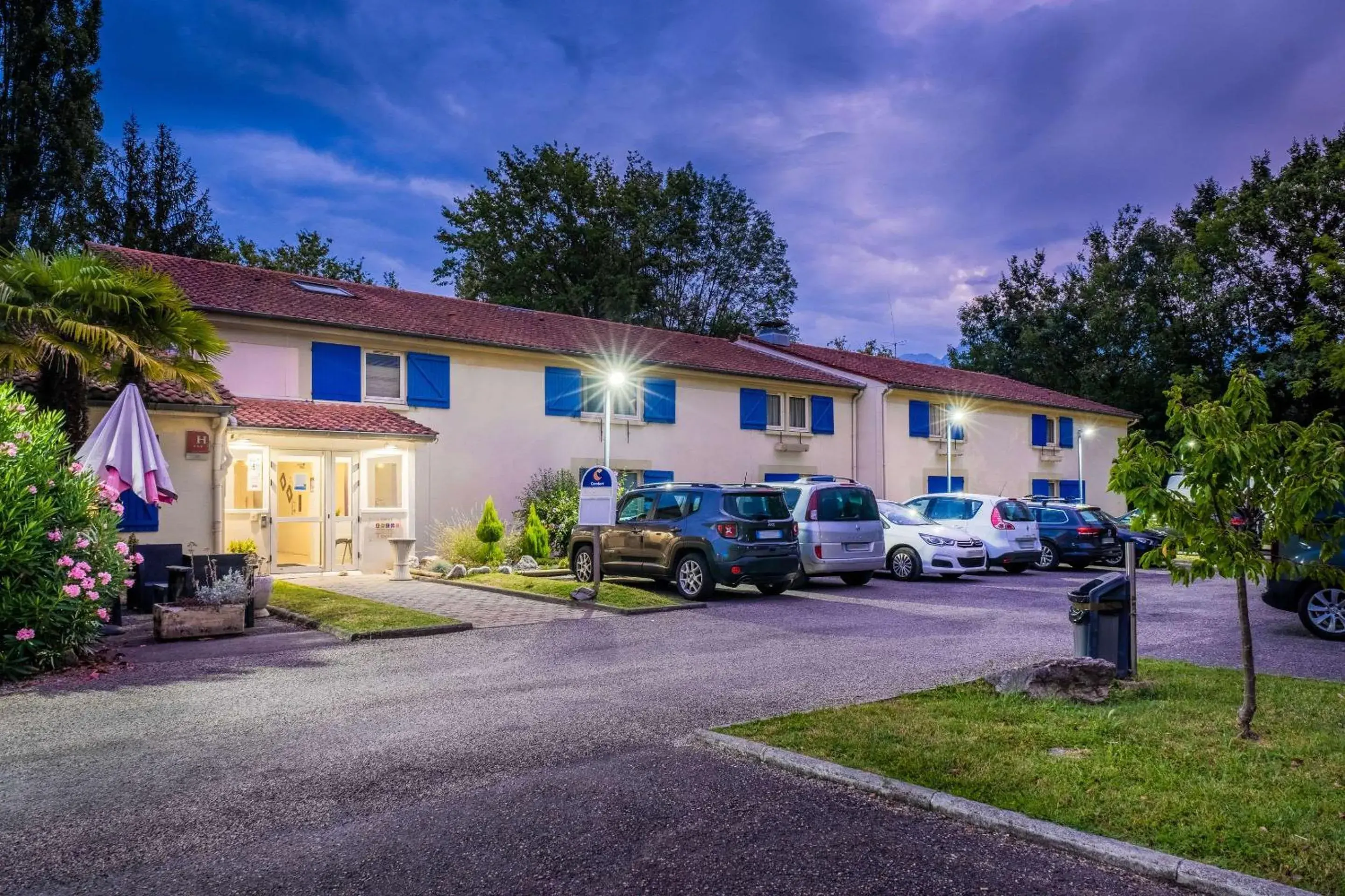 Property building in Comfort Hotel Grenoble Meylan Property building in Comfort Hotel Grenoble Meylan