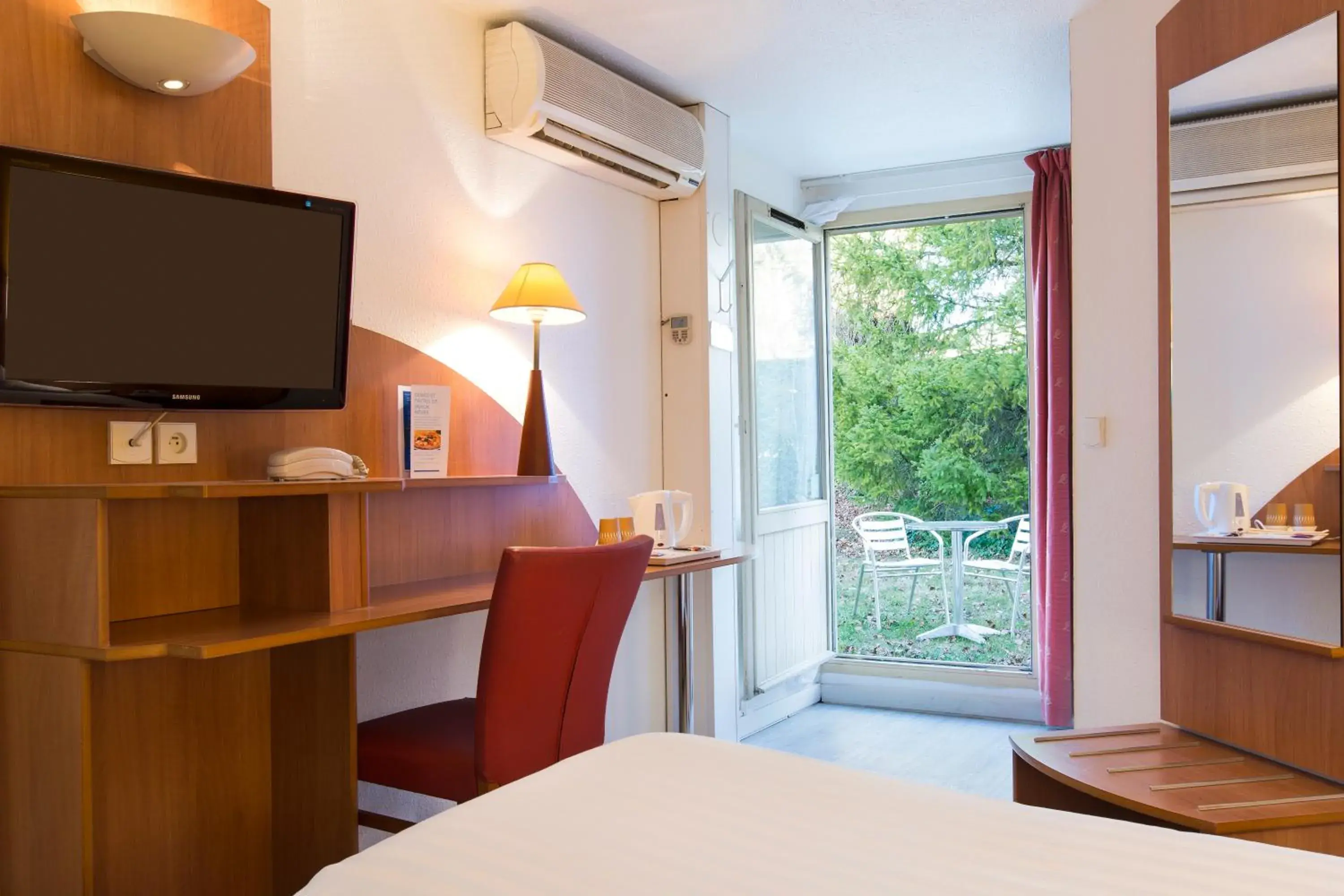 Bedroom, Bed in Comfort Hotel Grenoble Meylan Bedroom, Bed in Comfort Hotel Grenoble Meylan