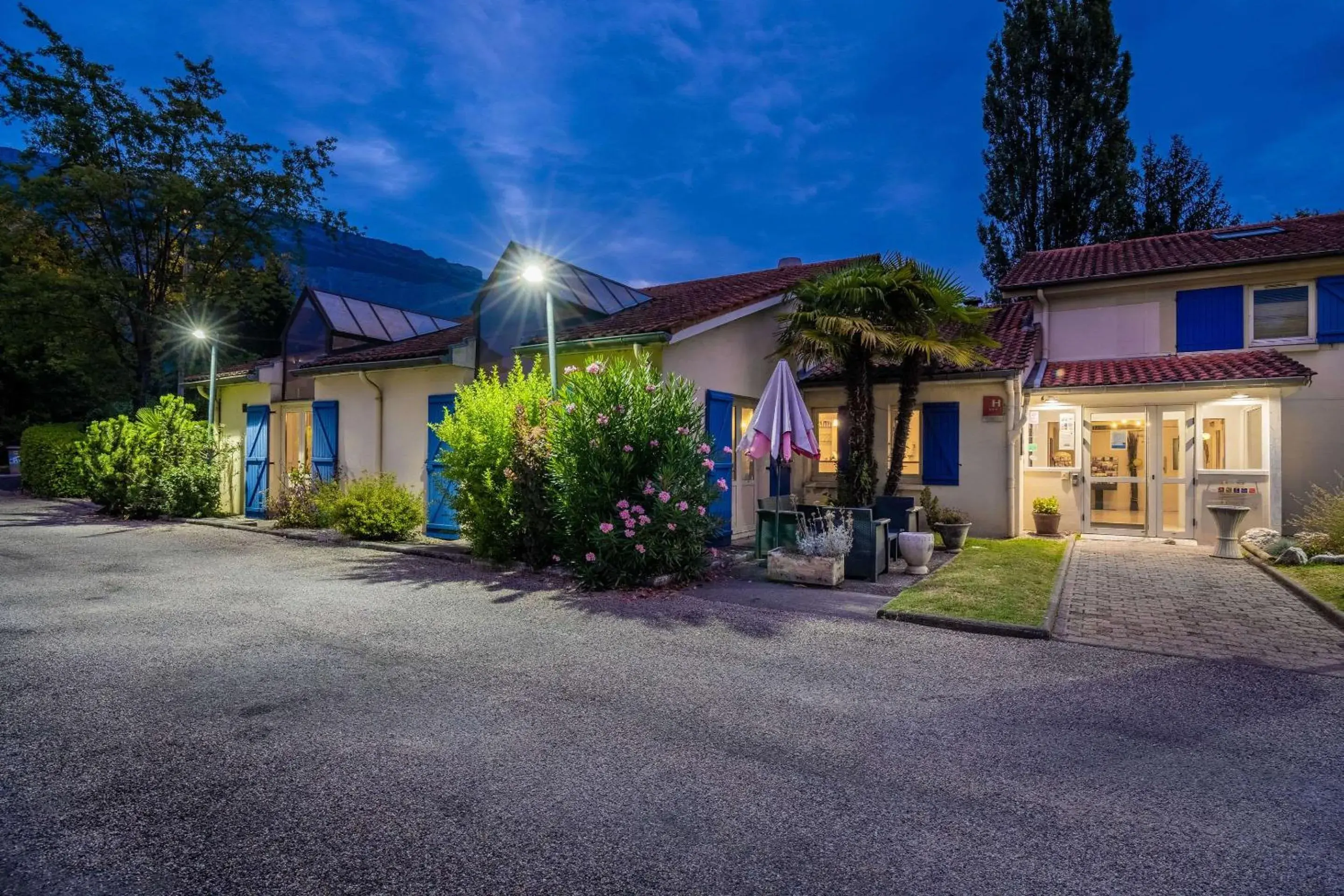 Property building in Comfort Hotel Grenoble Meylan Property building in Comfort Hotel Grenoble Meylan