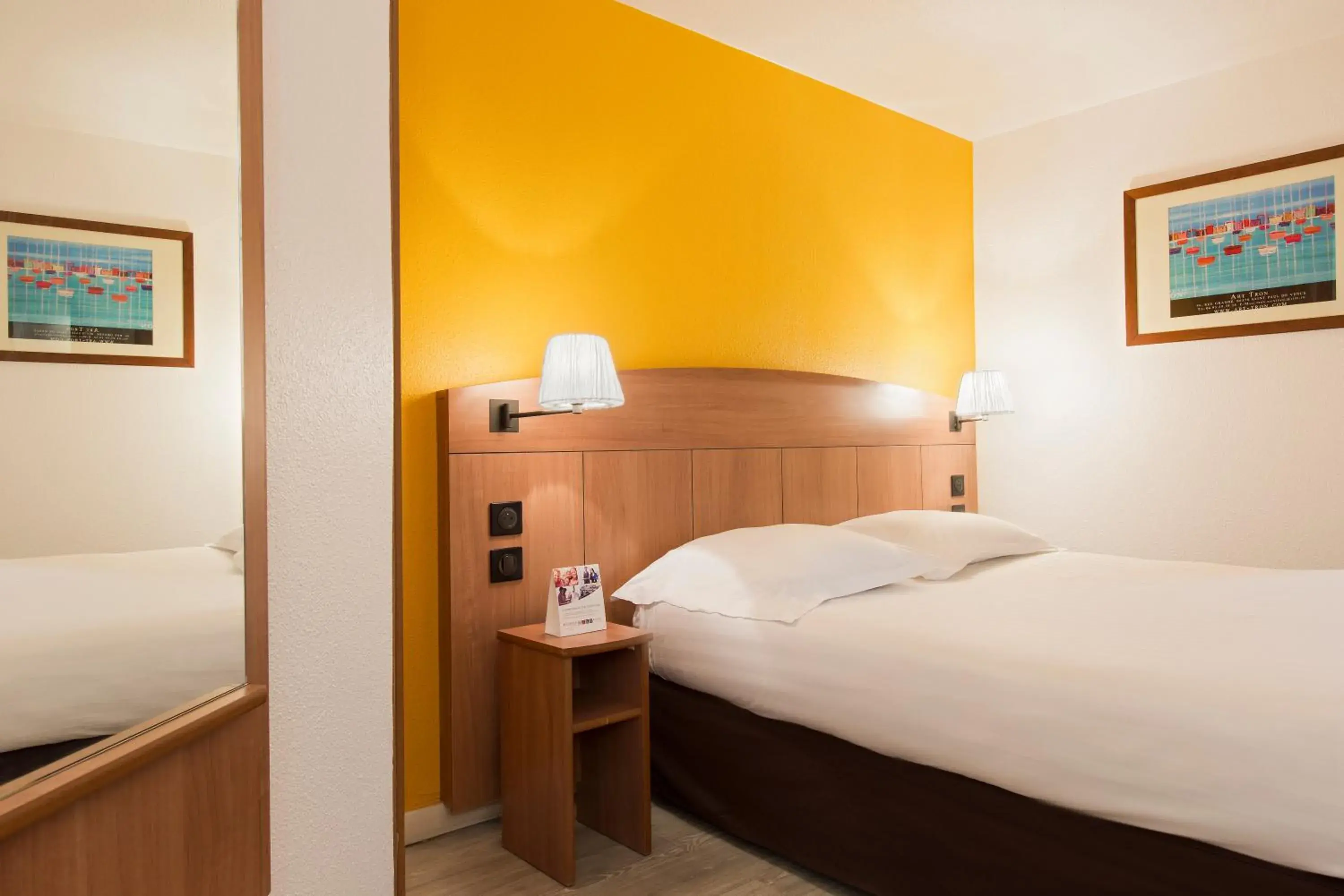 Bedroom, Bed in Comfort Hotel Grenoble Meylan Bedroom, Bed in Comfort Hotel Grenoble Meylan