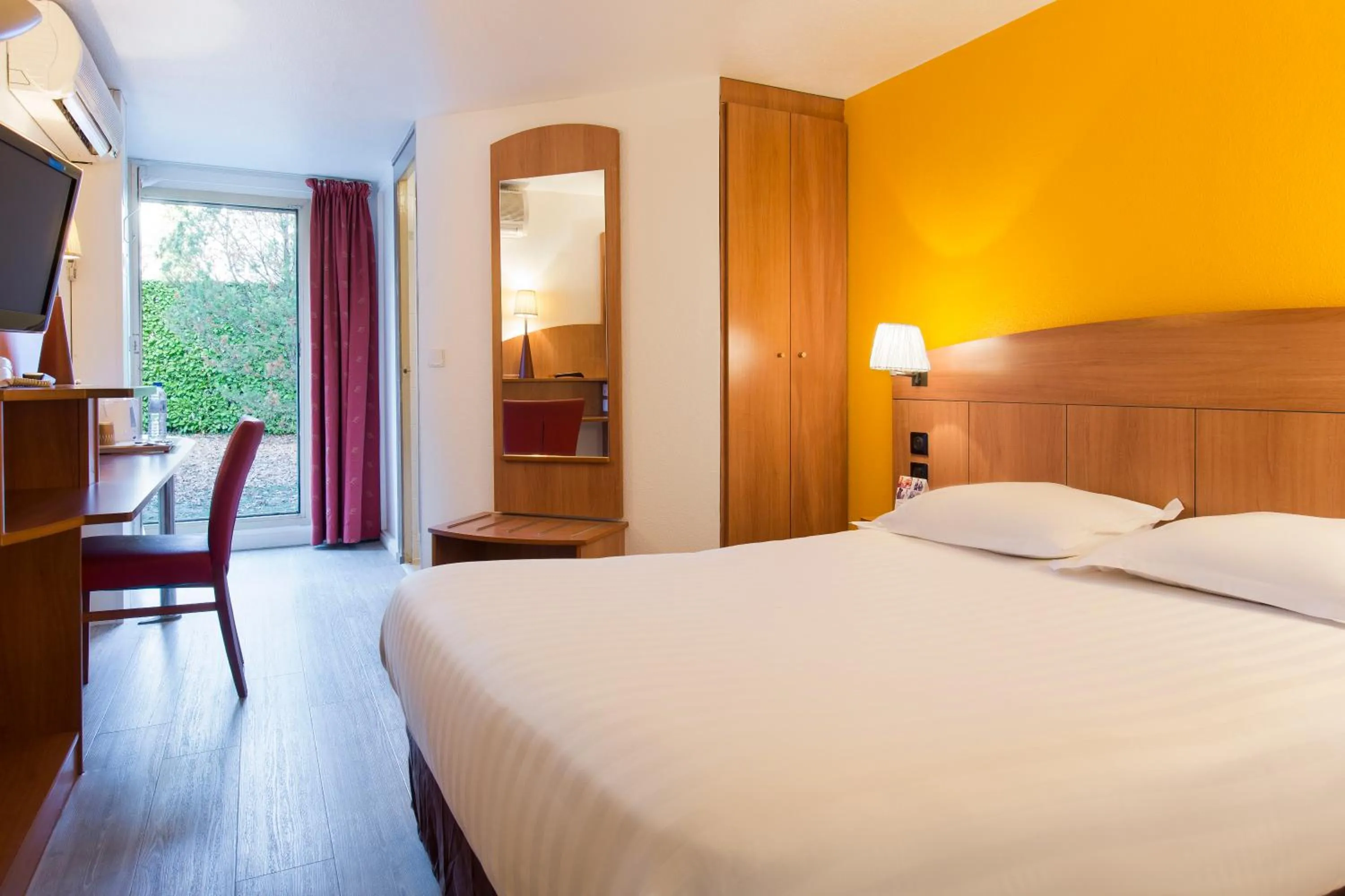 Photo of the whole room, Bed in Comfort Hotel Grenoble Meylan