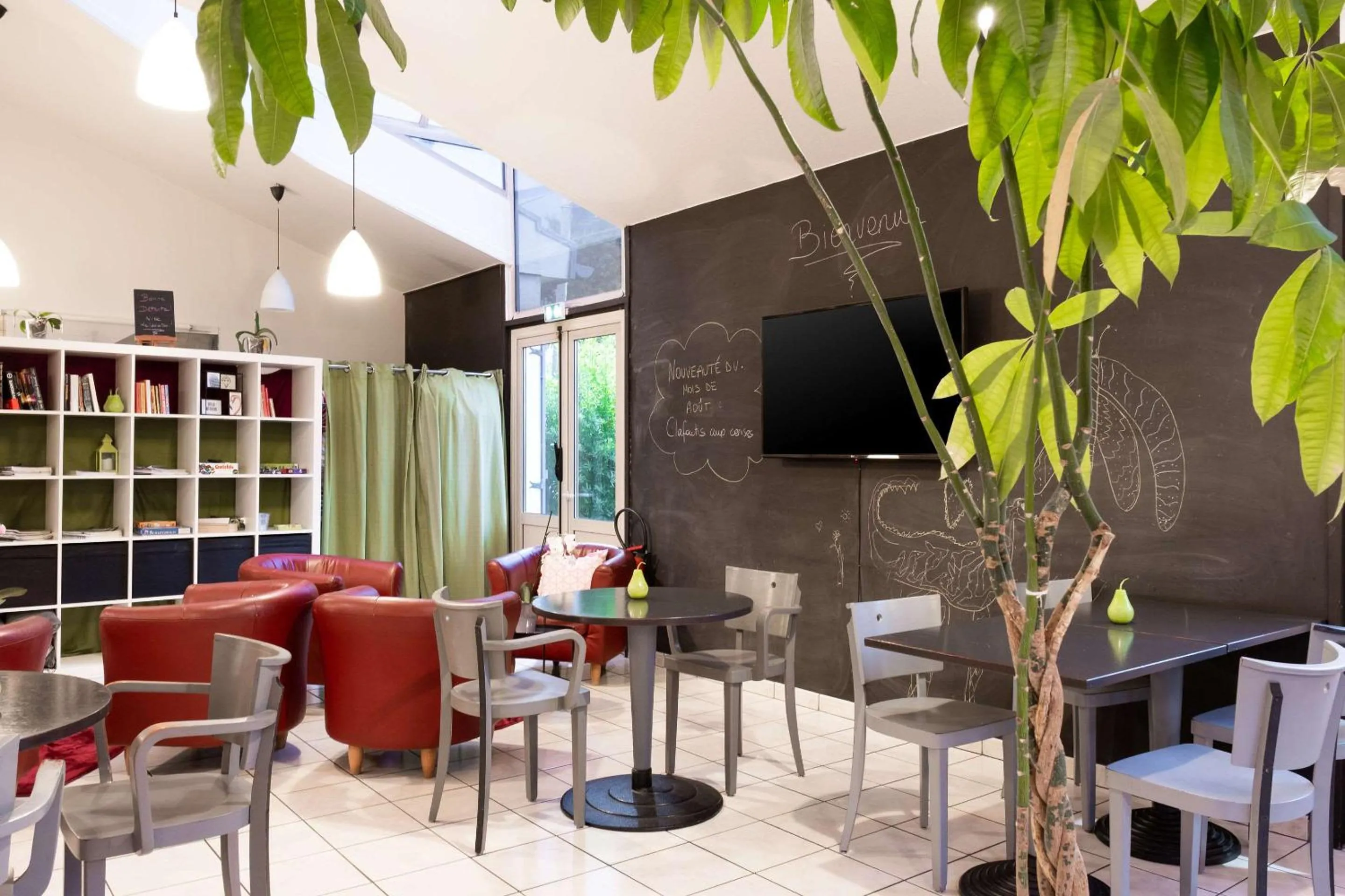 Lobby or reception in Comfort Hotel Grenoble Meylan