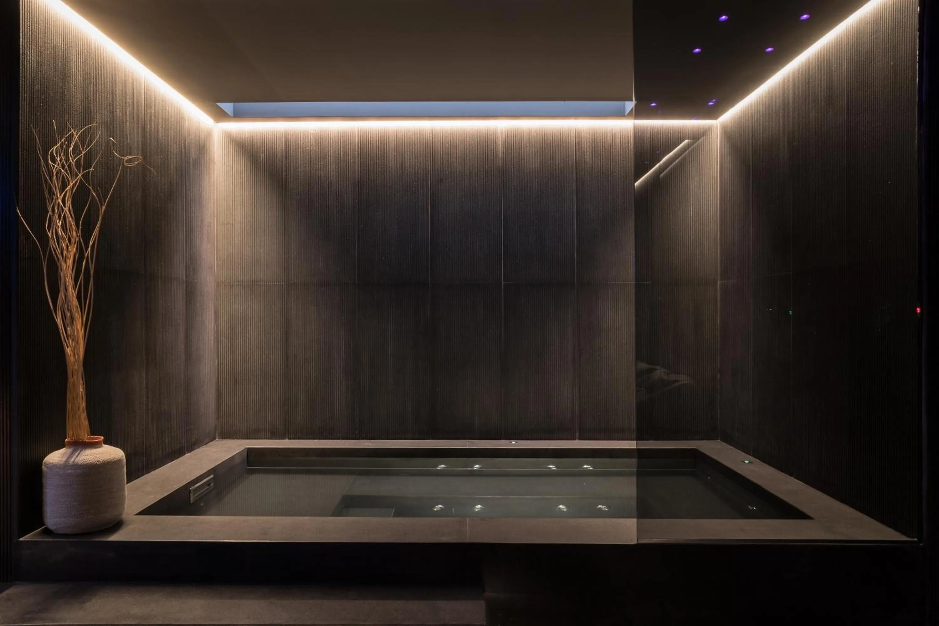 Hot Tub in Hotel Plaza Opéra