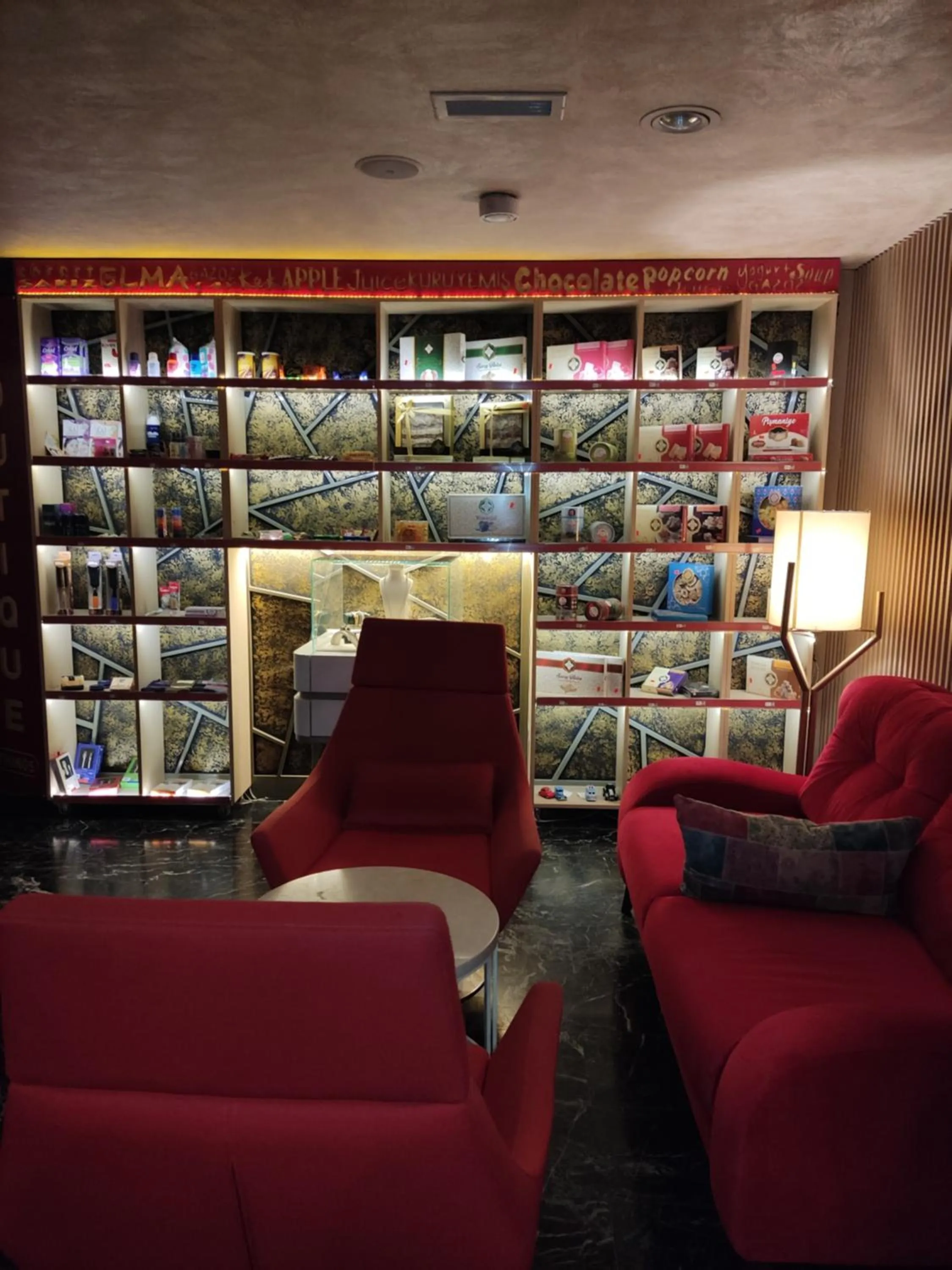 Supermarket/grocery shop in Kuhla Hotel