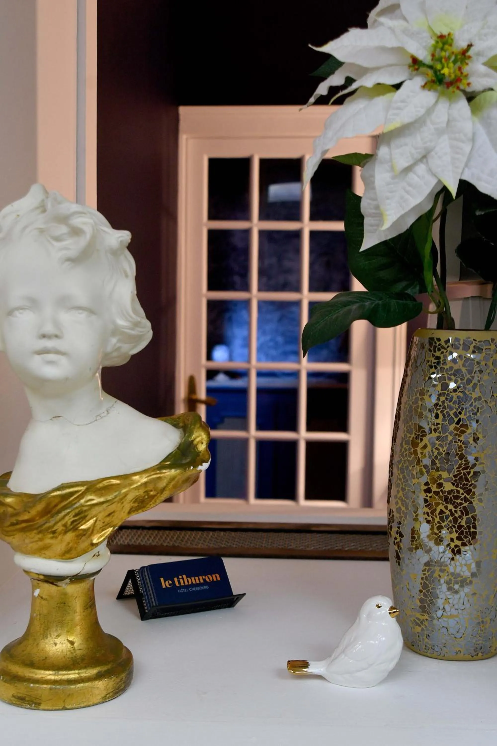 Decorative detail in Hôtel Le Tiburon