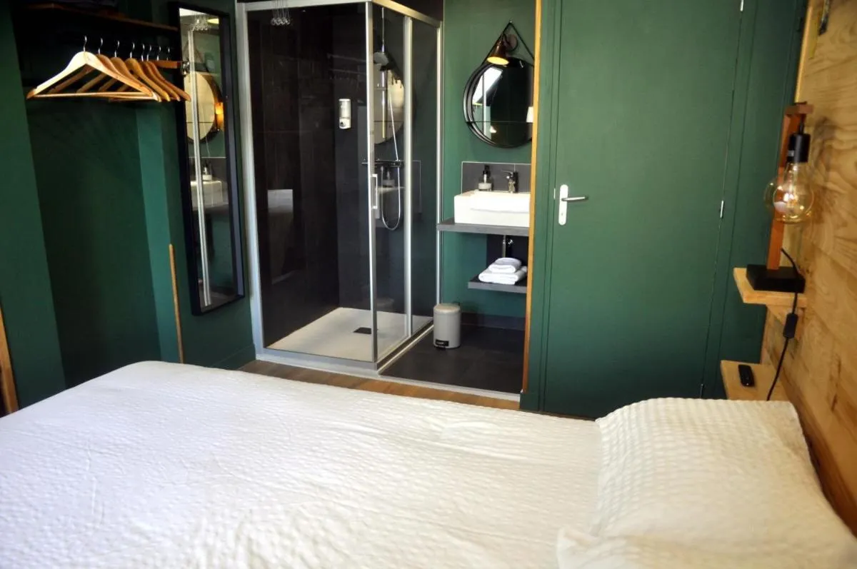 Bathroom, Bed in Hôtel Le Tiburon