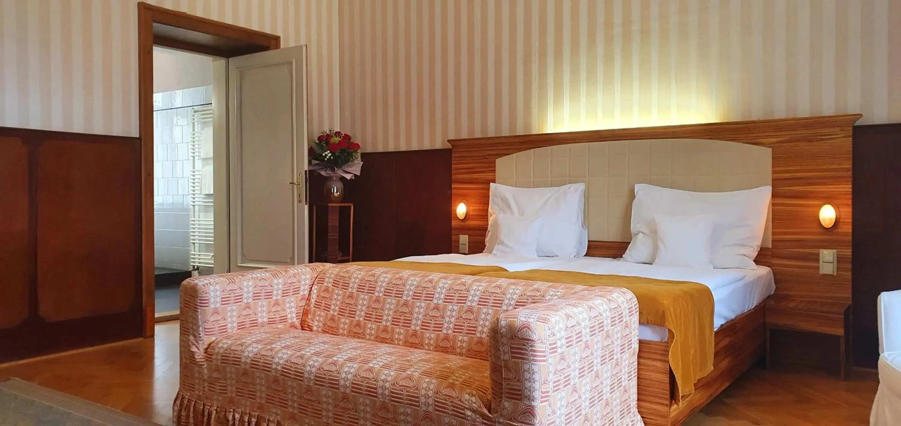 Deluxe Double or Twin Room with Spa Bath in Hotel Okresní Dům Deluxe Double or Twin Room with Spa Bath in Hotel Okresní Dům