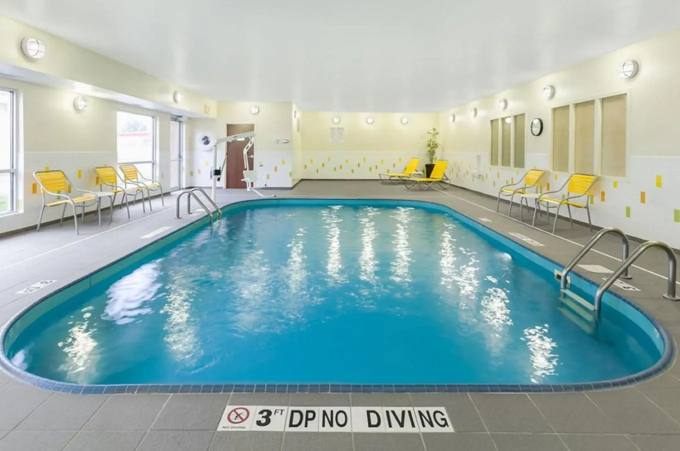Swimming pool in Fairfield Inn & Suites Findlay