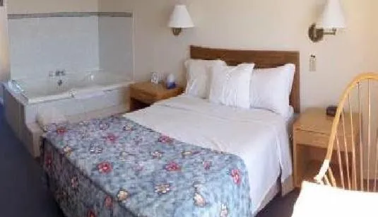 Photo of the whole room, Bed in Brier Island Lodge