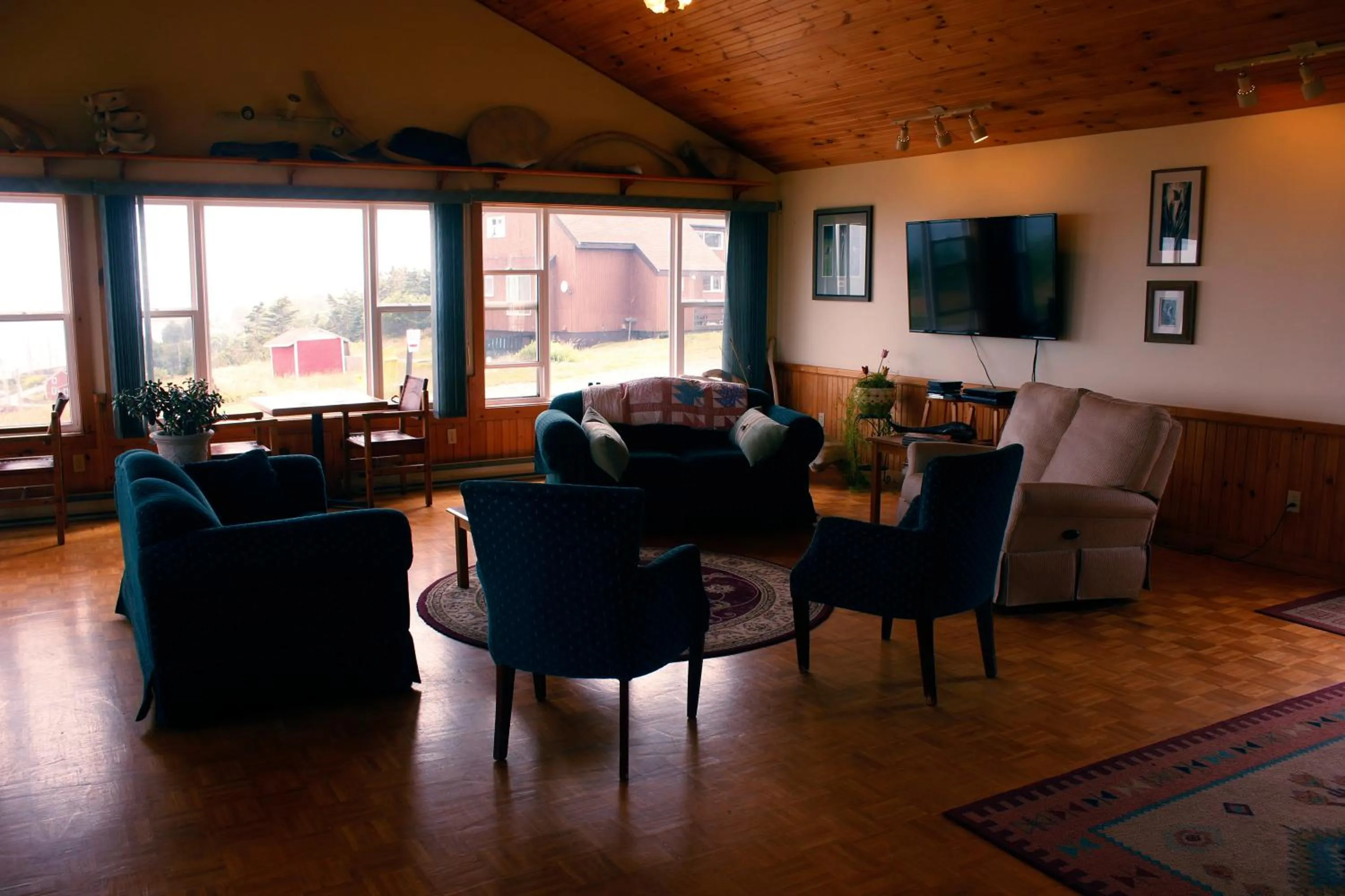Communal lounge/ TV room in Brier Island Lodge