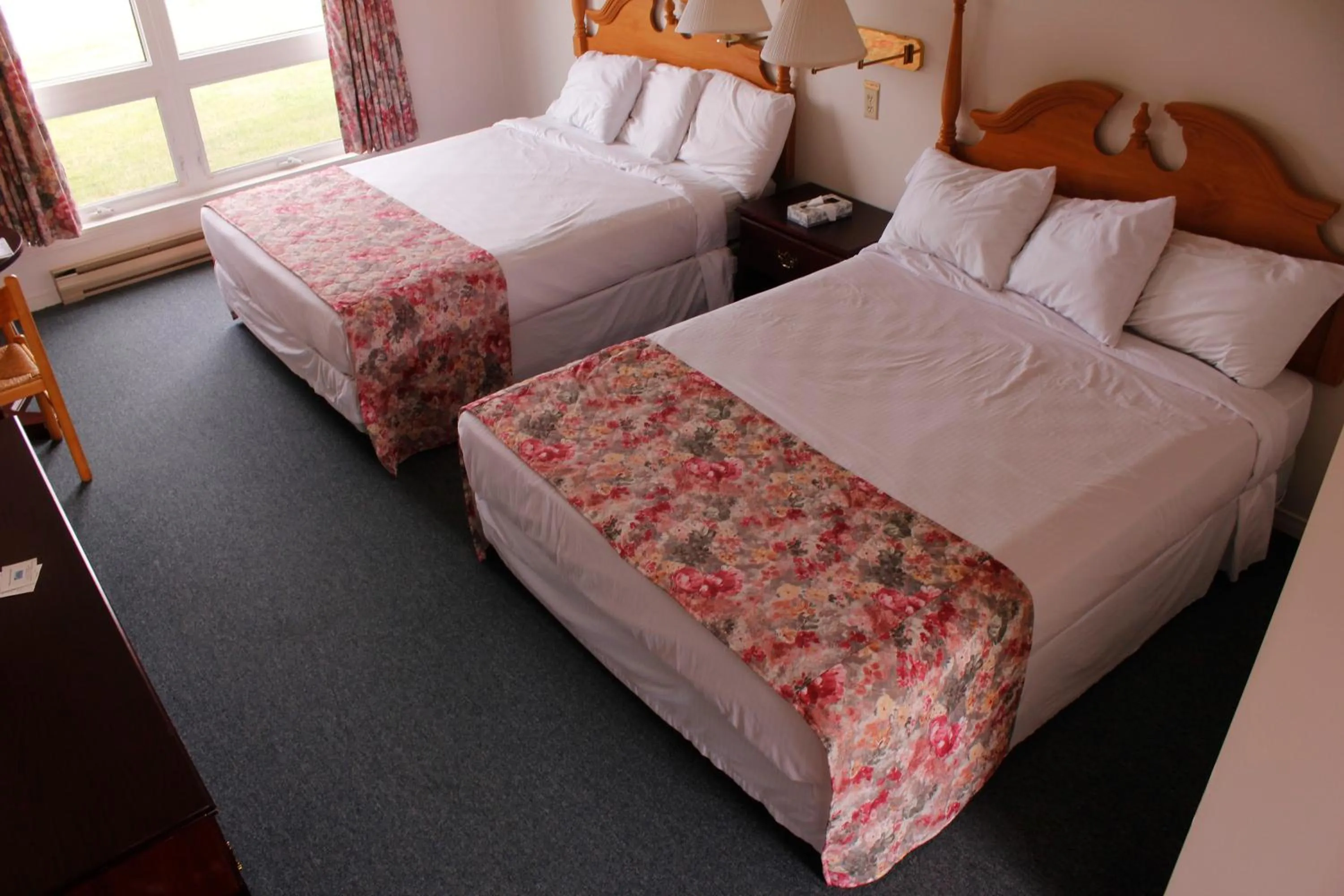 Photo of the whole room, Bed in Brier Island Lodge