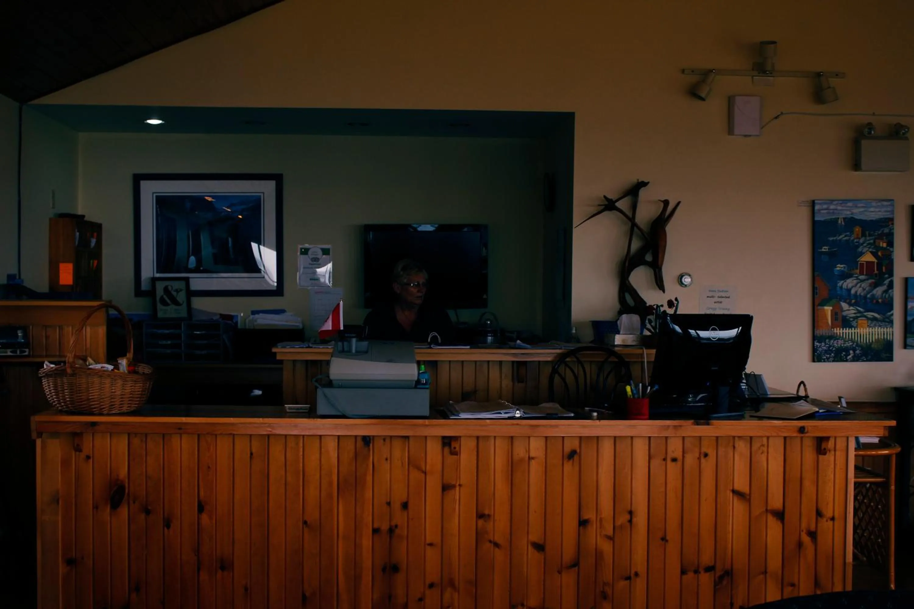 Communal lounge/ TV room in Brier Island Lodge