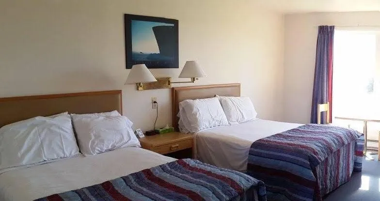 Photo of the whole room, Bed in Brier Island Lodge