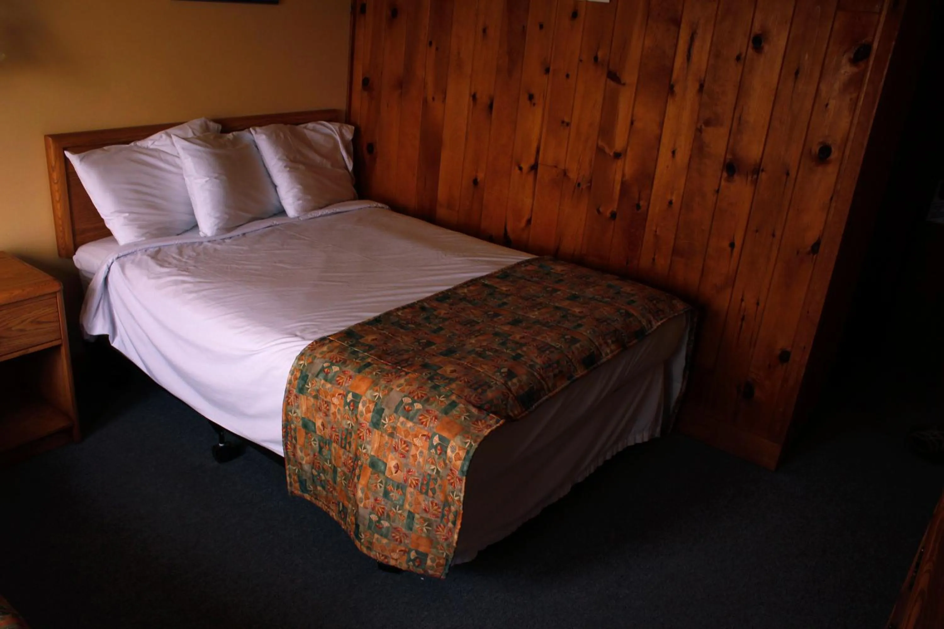 Photo of the whole room, Bed in Brier Island Lodge