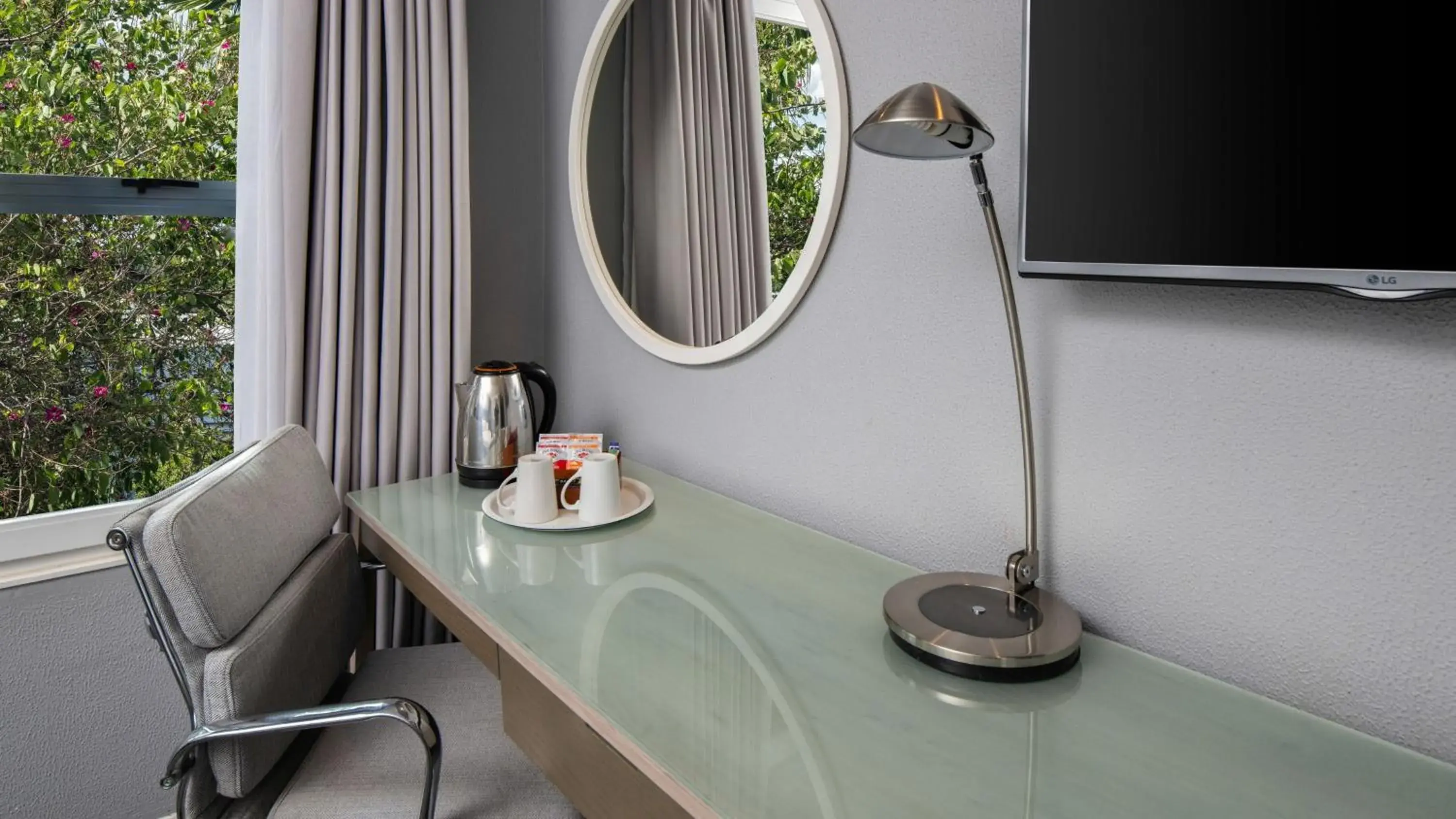 Standard Queen Room in Holiday Inn Johannesburg OR Tambo Airport Hotel by IHG Standard Queen Room in Holiday Inn Johannesburg OR Tambo Airport Hotel by IHG